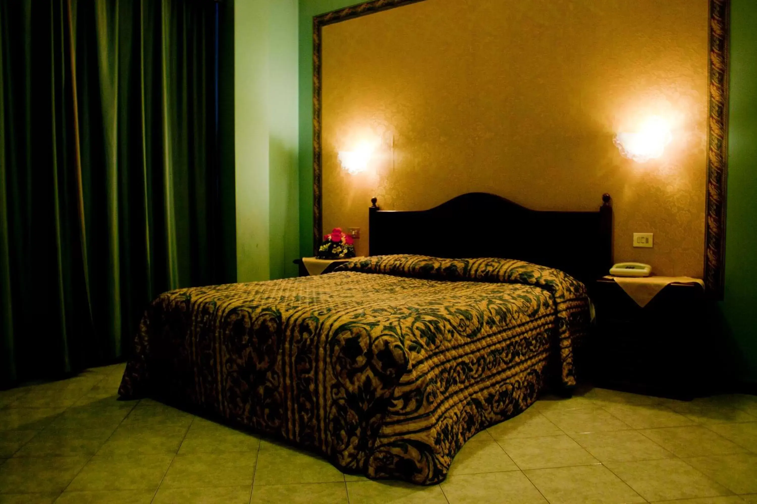 Photo of the whole room, Bed in Hotel Michelangelo