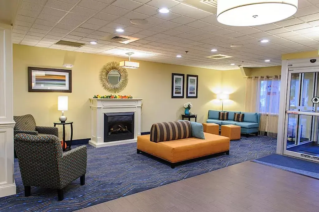 Property building, Lobby/Reception in Holiday Inn Express - Ludlow - Chicopee Area, an IHG Hotel