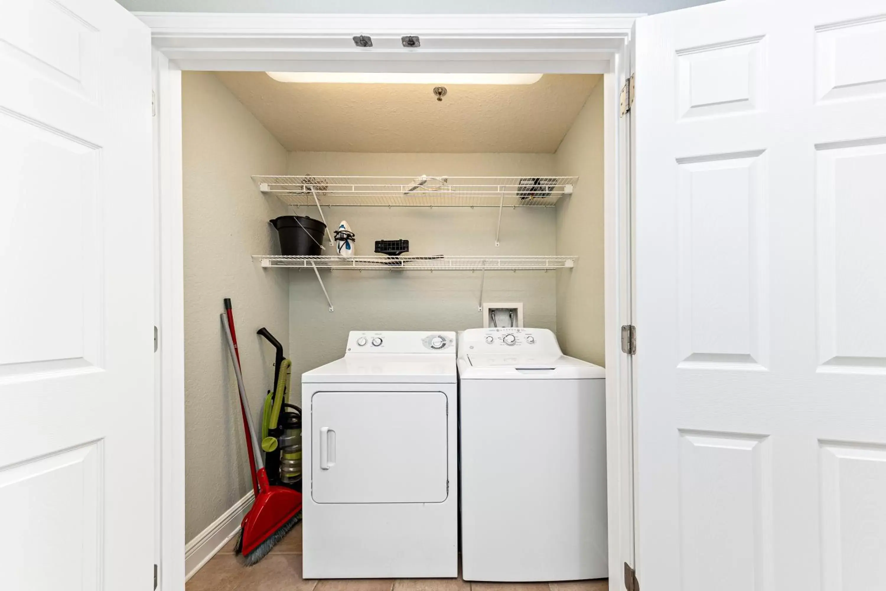 washing machine, Kitchen/Kitchenette in Crystal Shores West 202