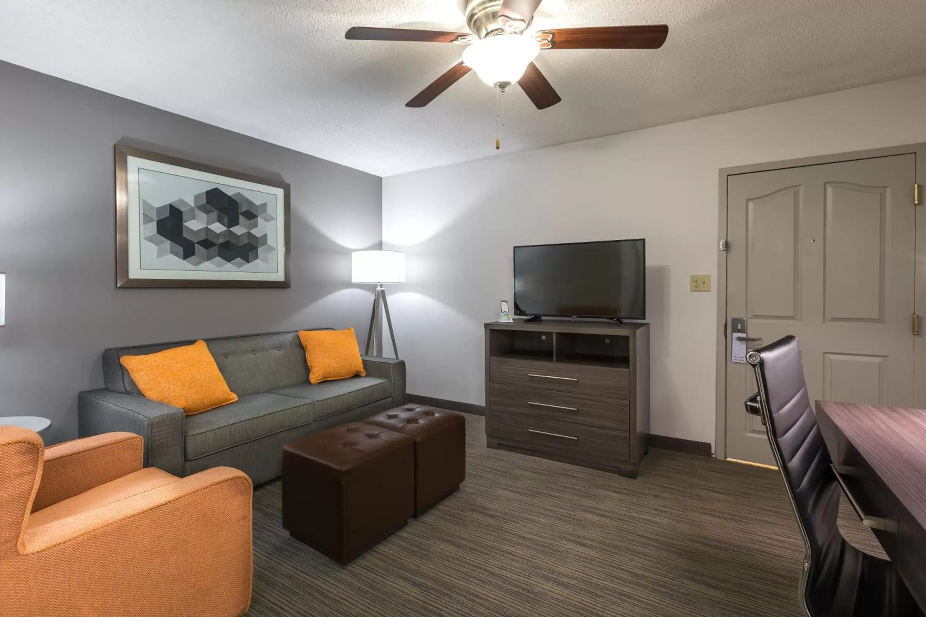 Living room, Seating Area in Country Inn & Suites by Radisson, Lake Norman Huntersville, NC