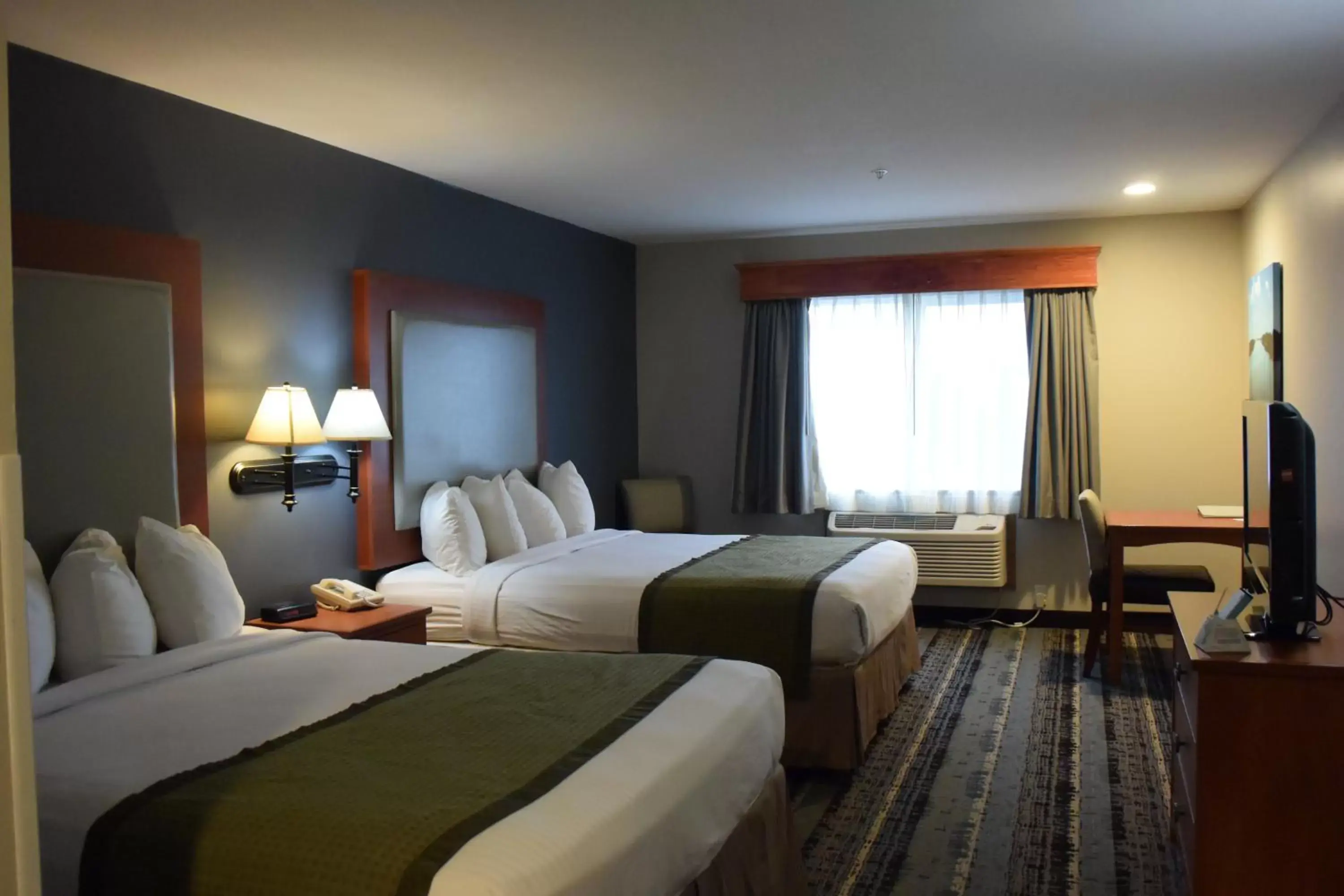 Photo of the whole room, Bed in Best Western Newberg Inn