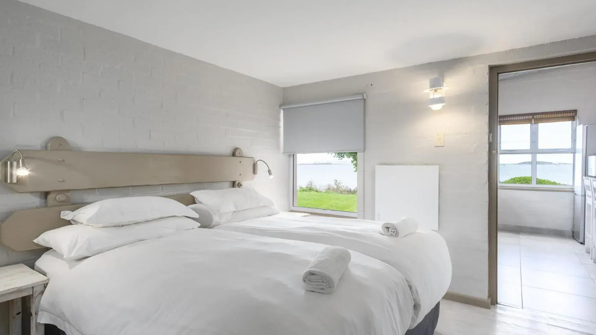 Bathroom, Bed in Blue Bay Lodge