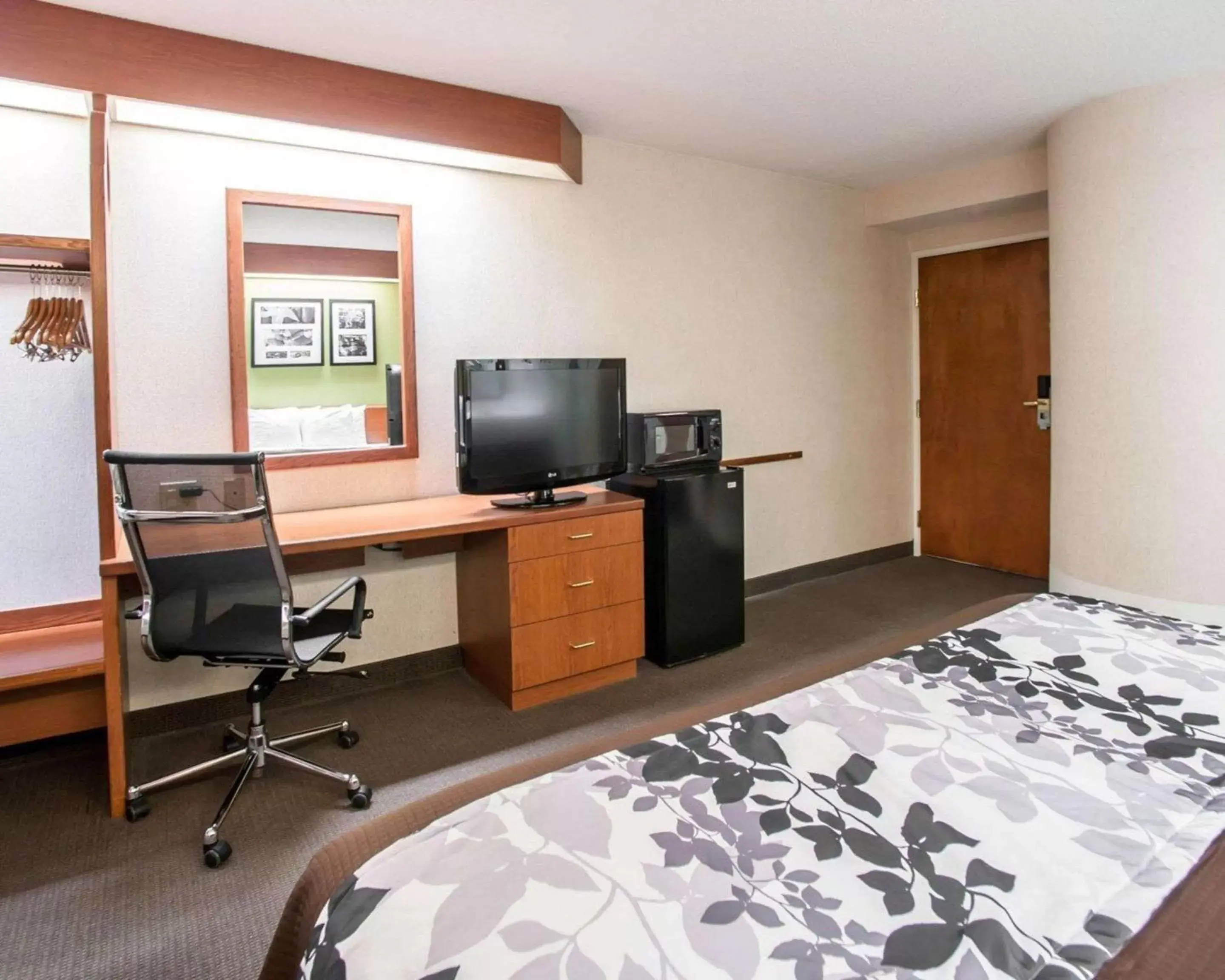 Photo of the whole room, TV/Entertainment Center in Sleep Inn Murfreesboro