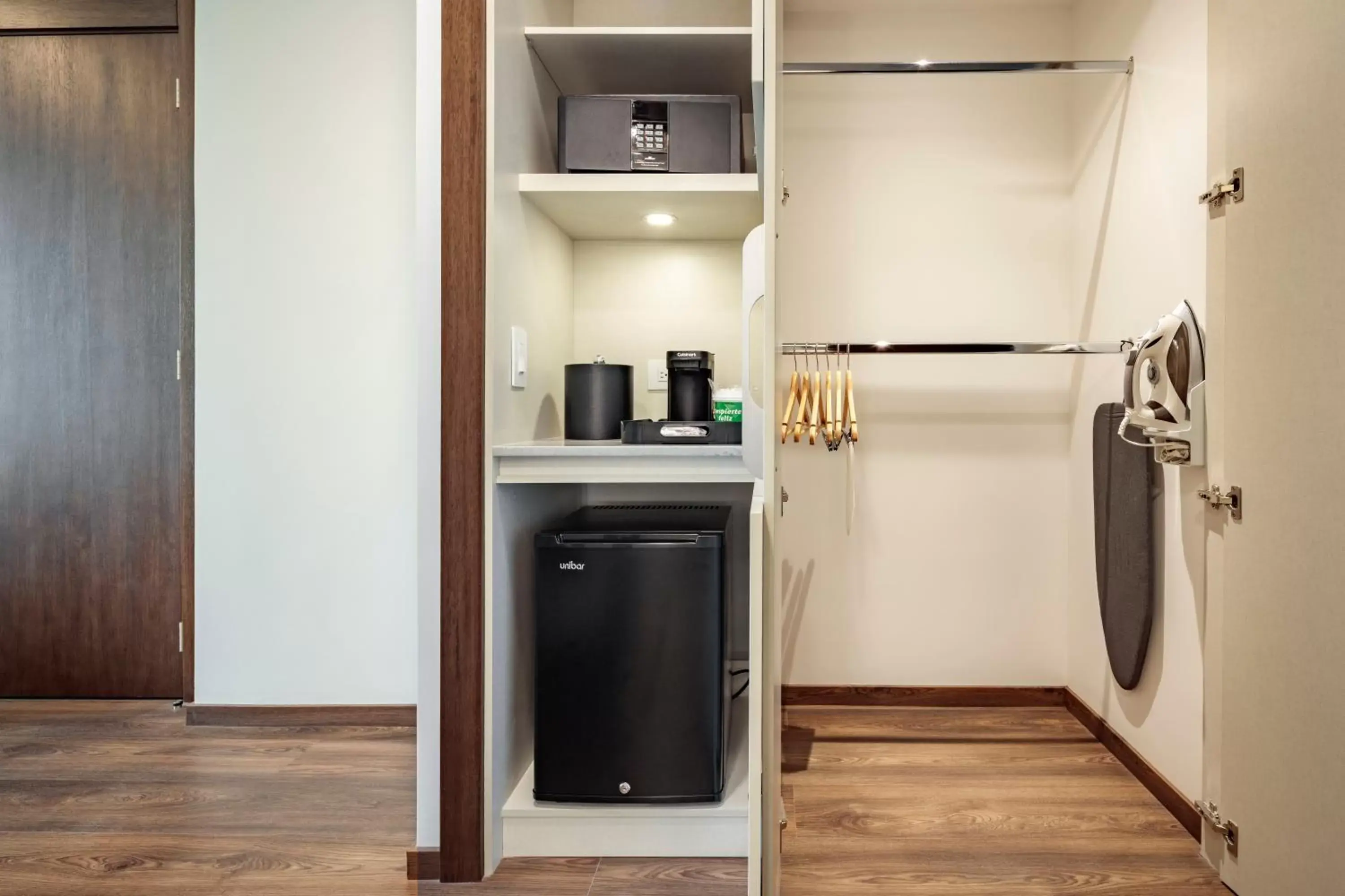 Photo of the whole room, Kitchen/Kitchenette in Holiday Inn - Quito Airport, an IHG Hotel