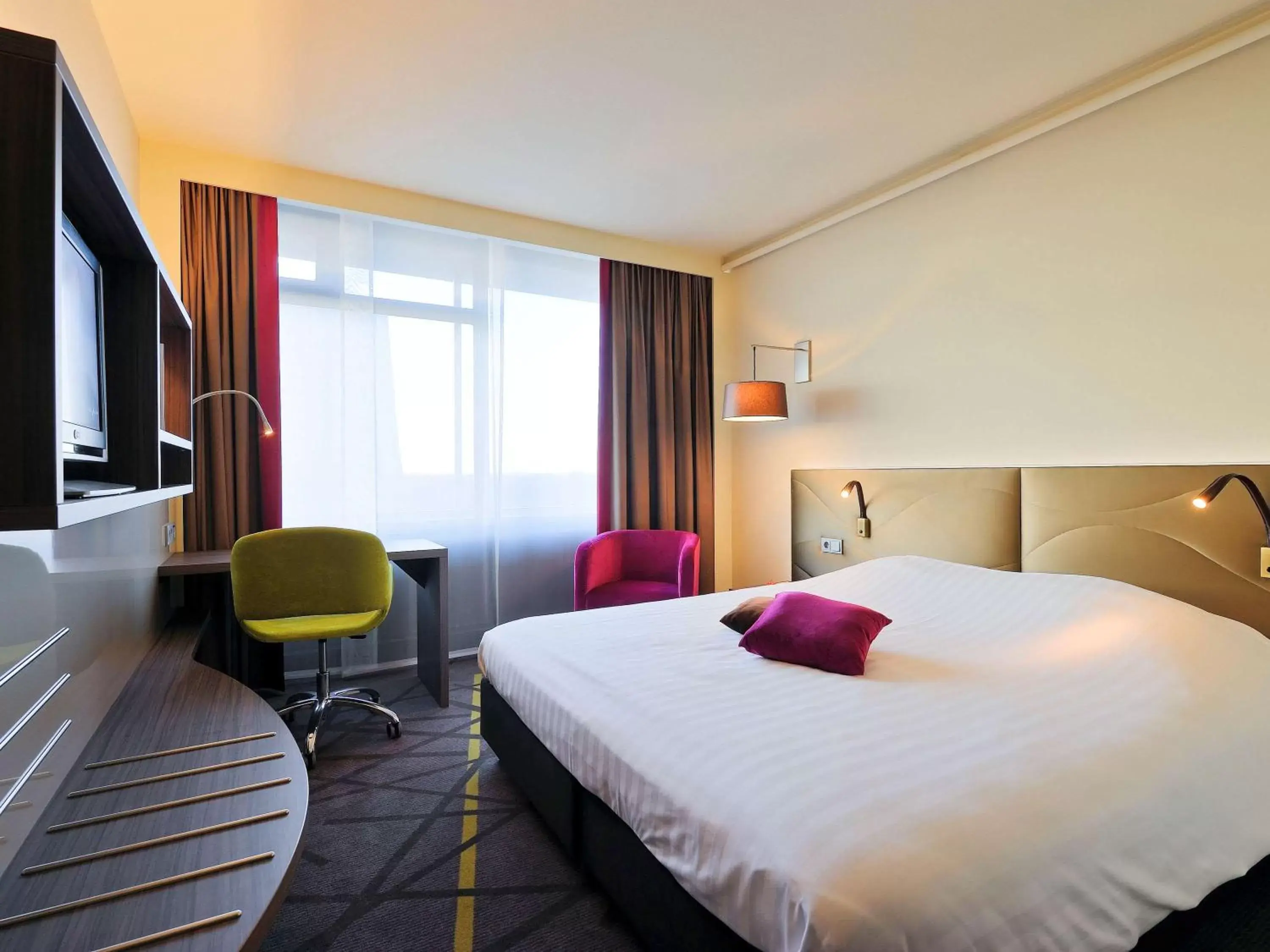 Photo of the whole room, Bed in Mercure Hotel Groningen Martiniplaza