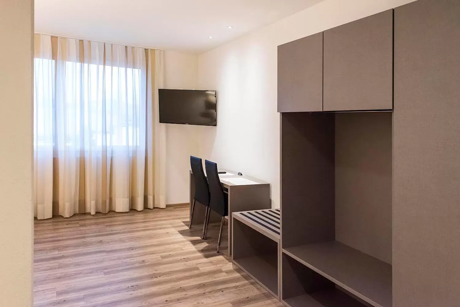 Bedroom, TV/Entertainment Center in Hotel am Kreisel: Self-Service Check-In Hotel