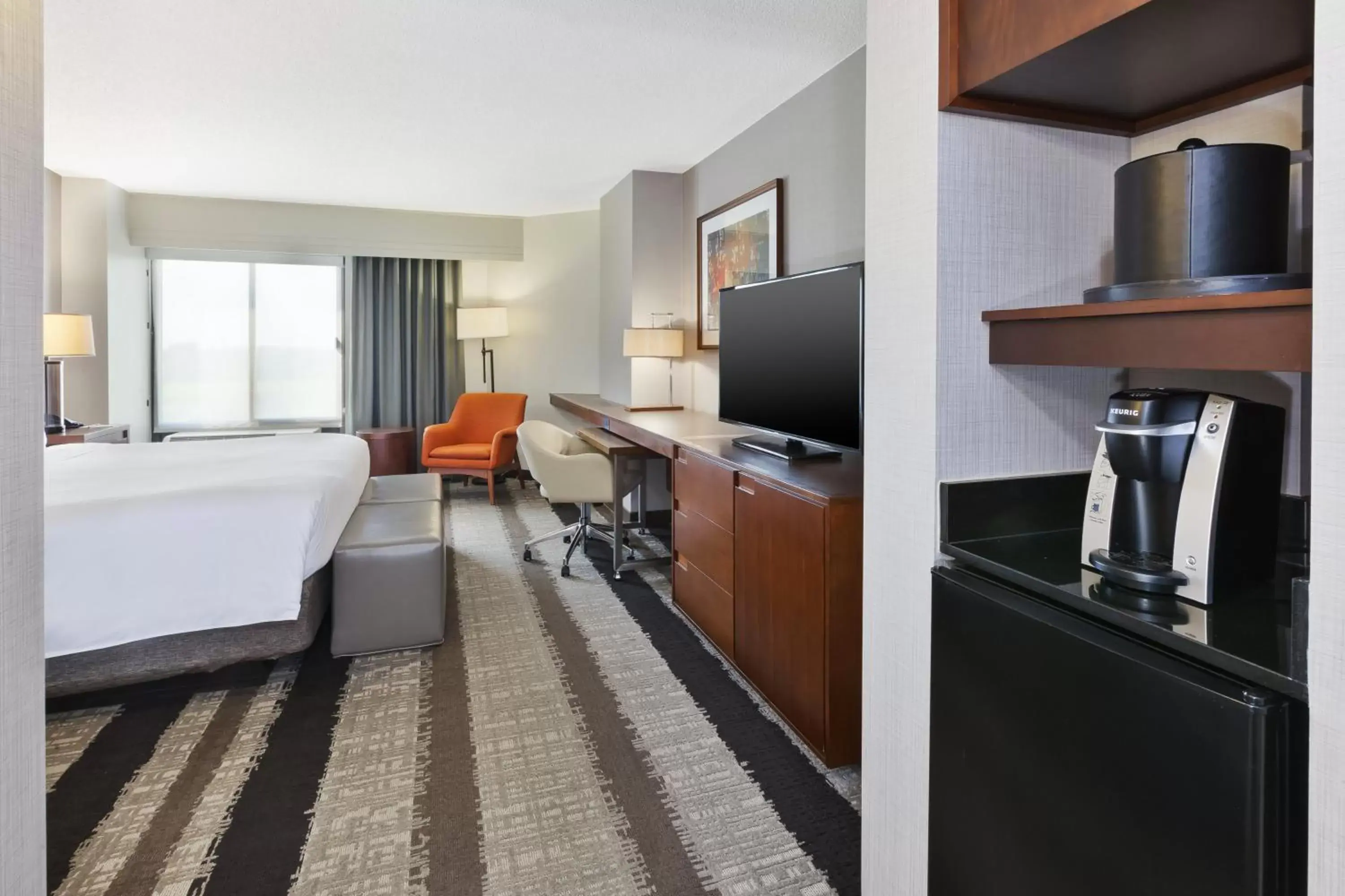 Photo of the whole room, Kitchen/Kitchenette in Crowne Plaza Dulles Airport, an IHG Hotel