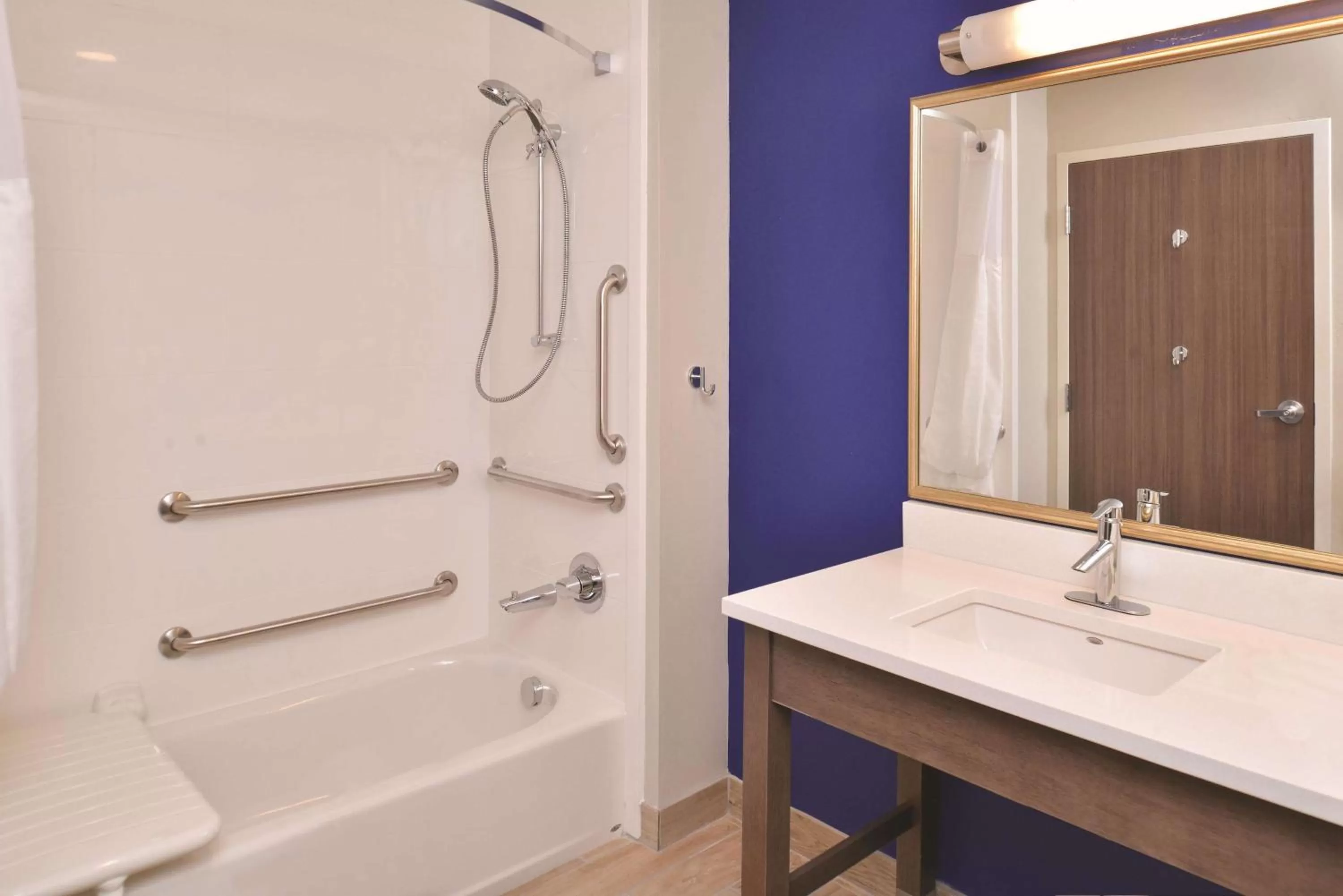 Photo of the whole room in La Quinta by Wyndham Page at Lake Powell