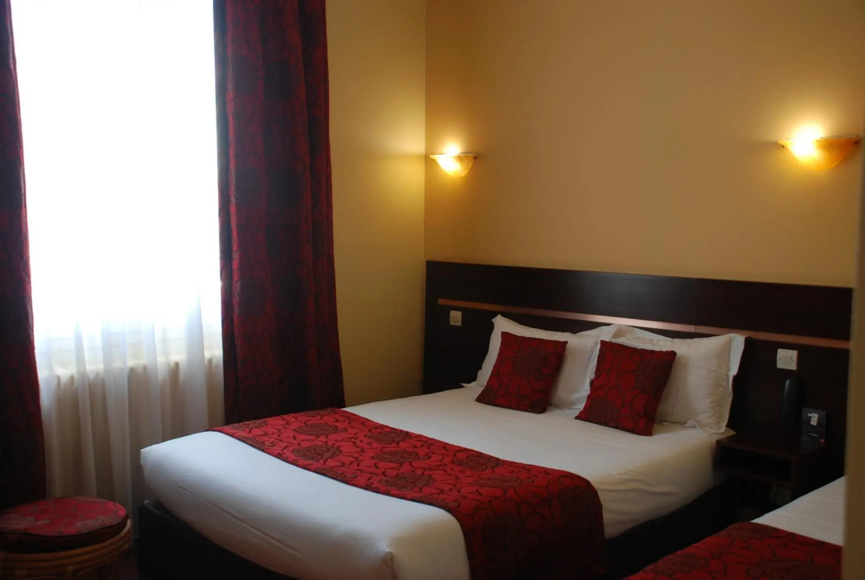 Photo of the whole room, Bed in The Originals City, Hotel Cathedrale, Lisieux (Inter-Hotel)