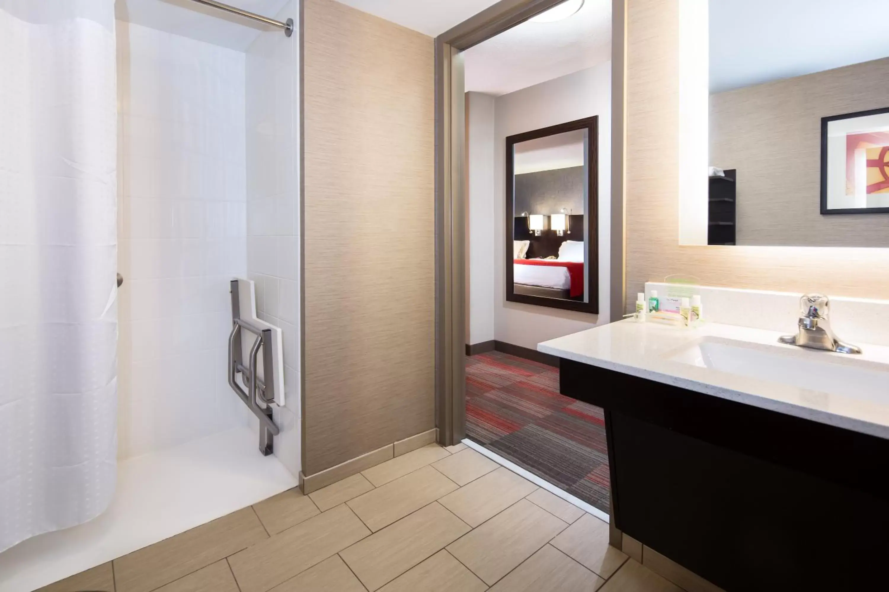 Photo of the whole room, Bathroom in Holiday Inn Milwaukee Riverfront, an IHG Hotel