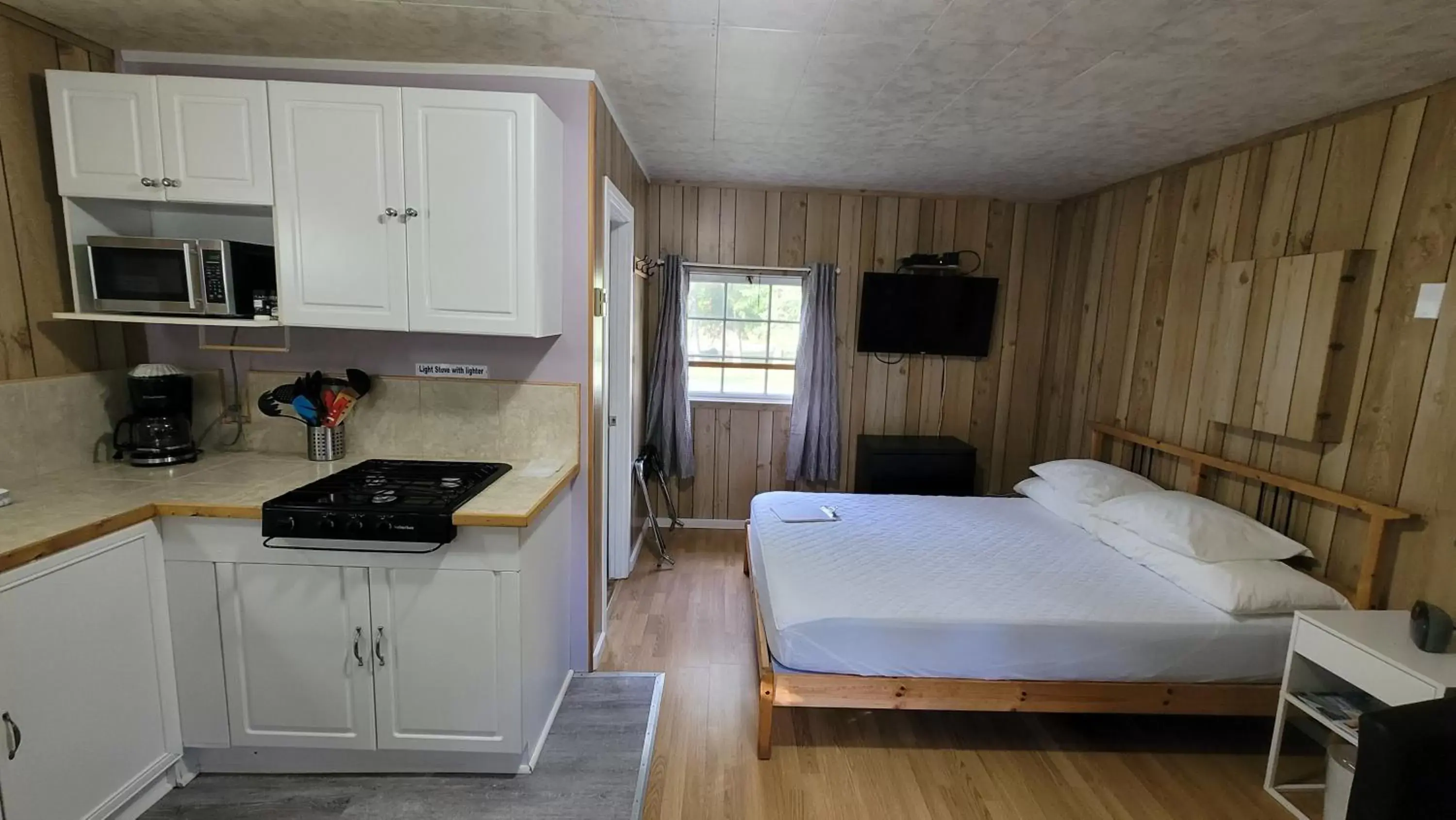 Kitchen/Kitchenette in Parkway Cottage Resort and Trading Post