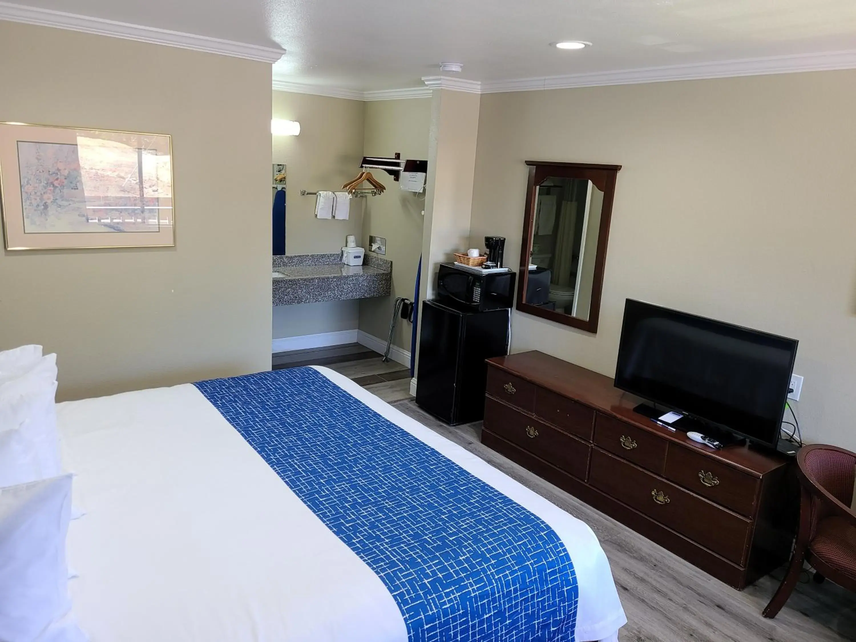 Bedroom, TV/Entertainment Center in Travelodge by Wyndham Clearlake