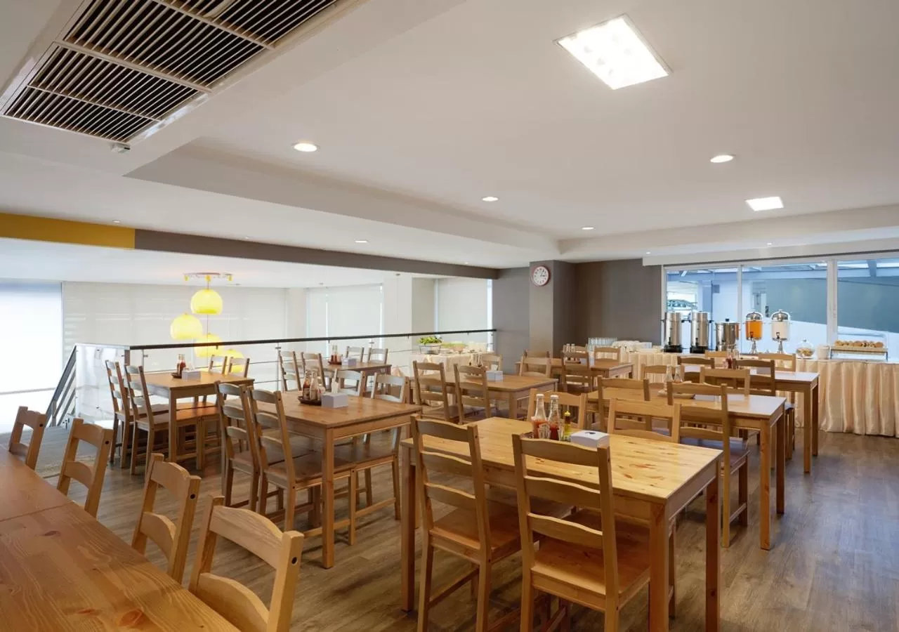 Restaurant/places to eat in Prom Ratchada Hotel