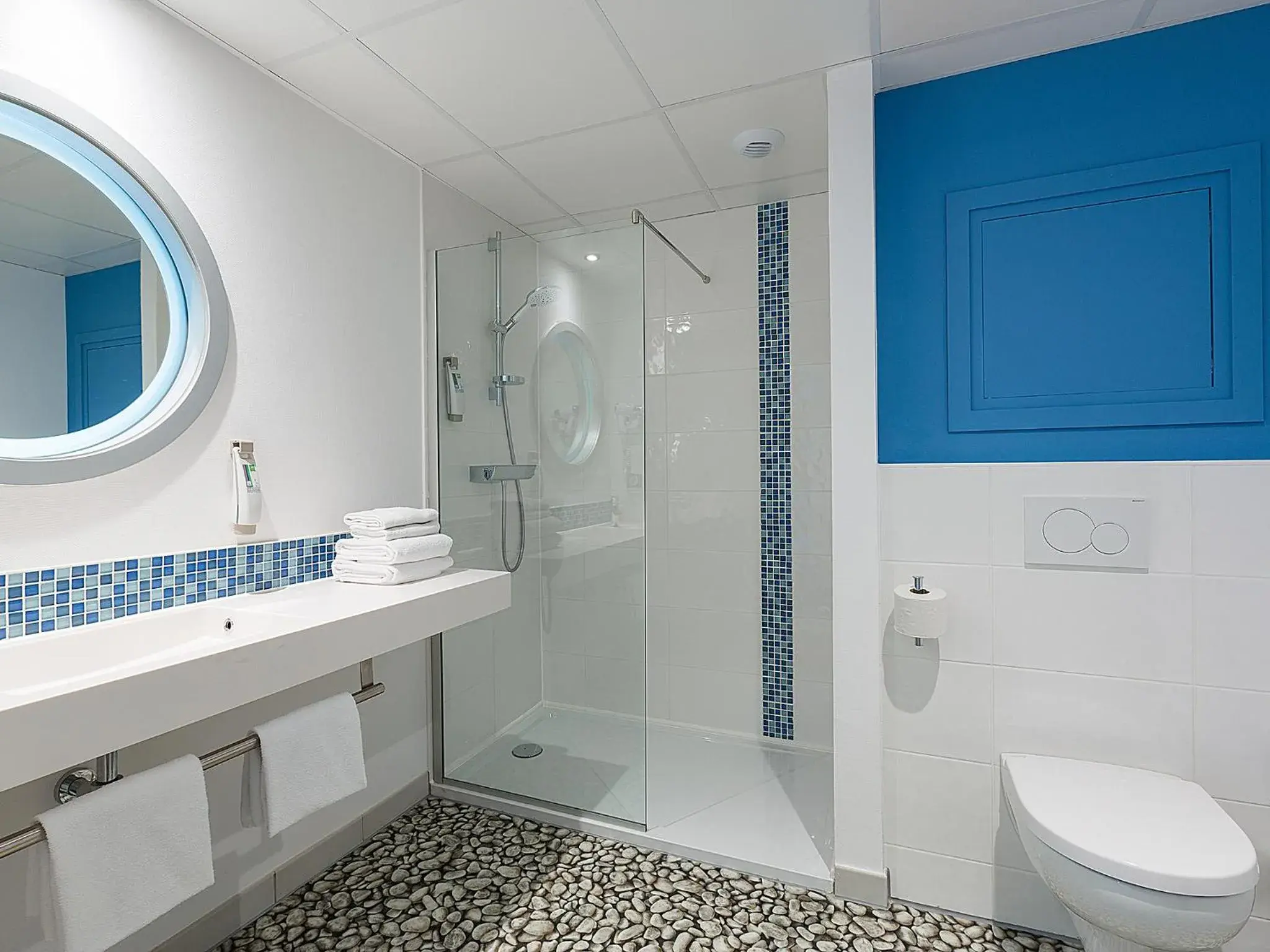 Shower, Bathroom in ibis Styles Strasbourg Avenue du Rhin