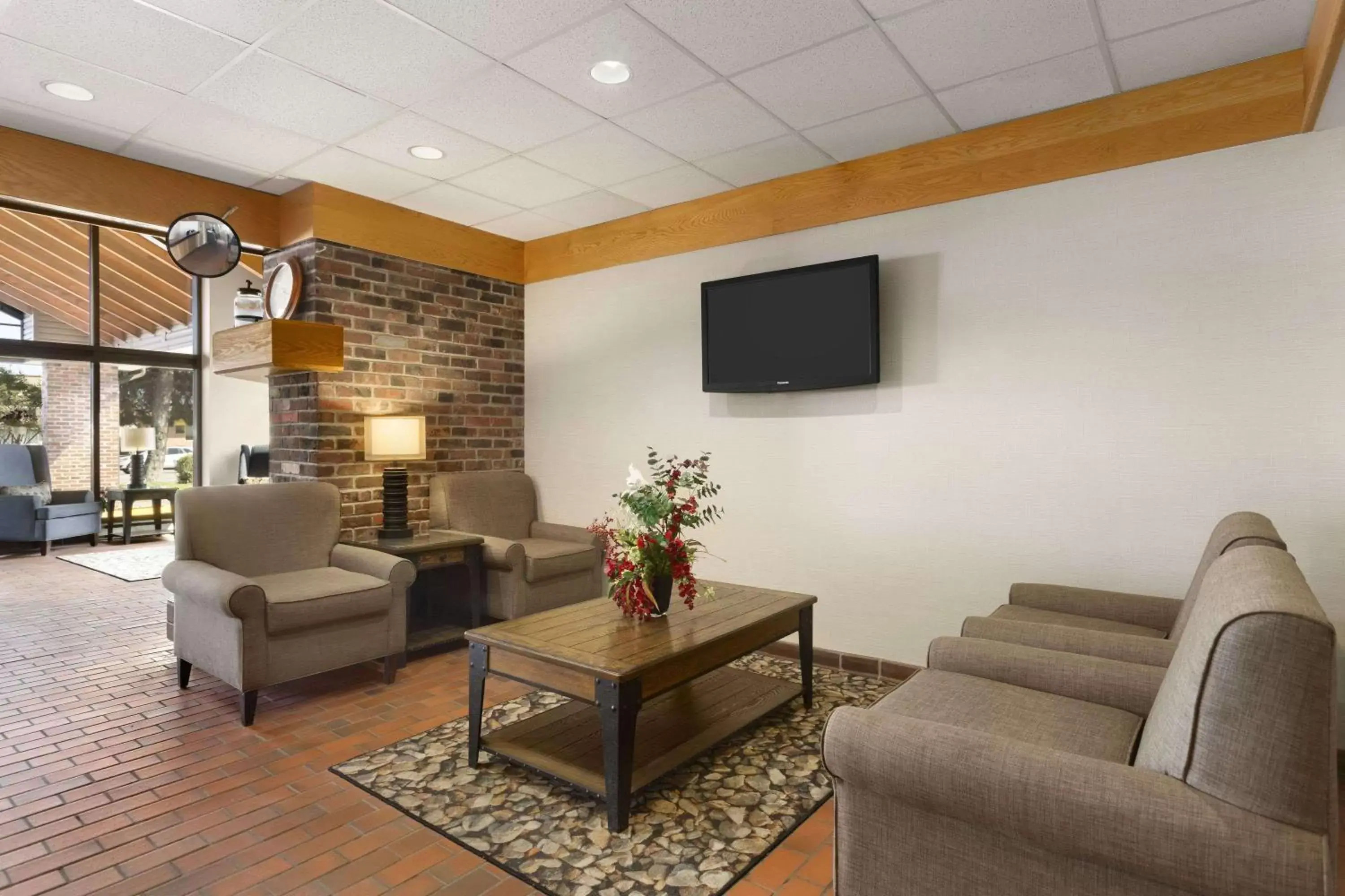 Lobby or reception, Seating Area in Travelodge by Wyndham Thunder Bay ON