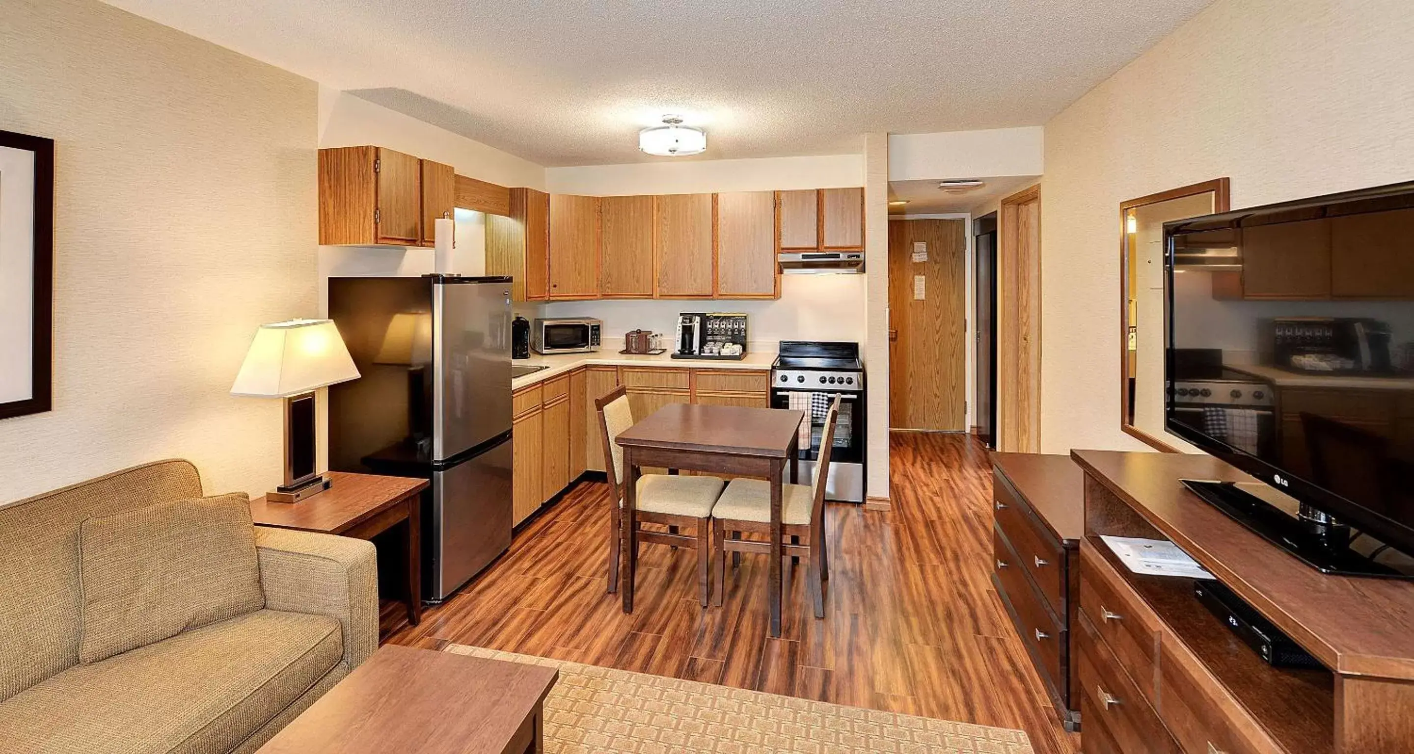 Photo of the whole room, Kitchen/Kitchenette in Best Western Plus Emerald Isle Hotel