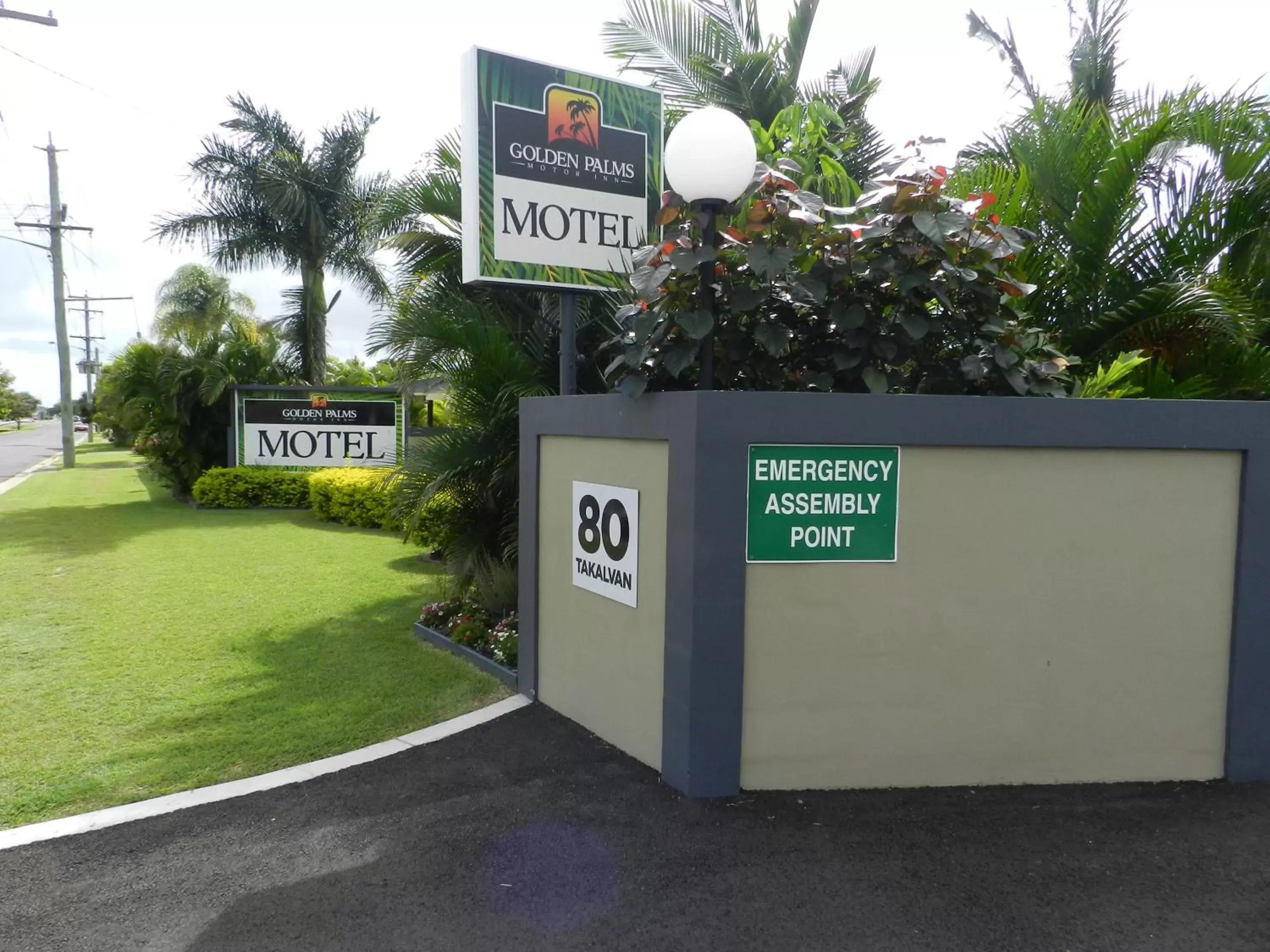 Facade/entrance in Golden Palms Motor Inn