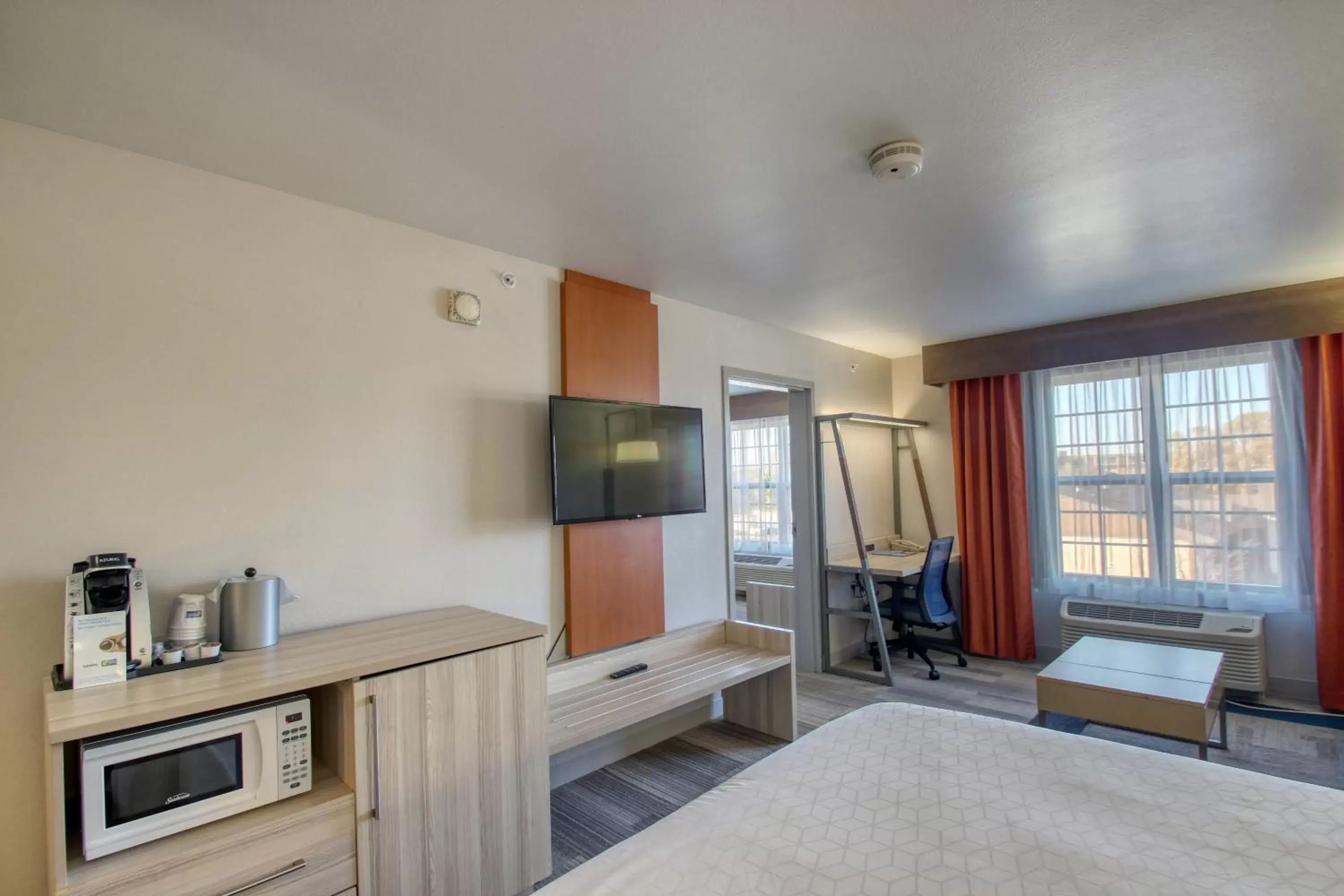 Photo of the whole room, TV/Entertainment Center in Holiday Inn Express Hotel & Suites Milwaukee Airport, an IHG Hotel