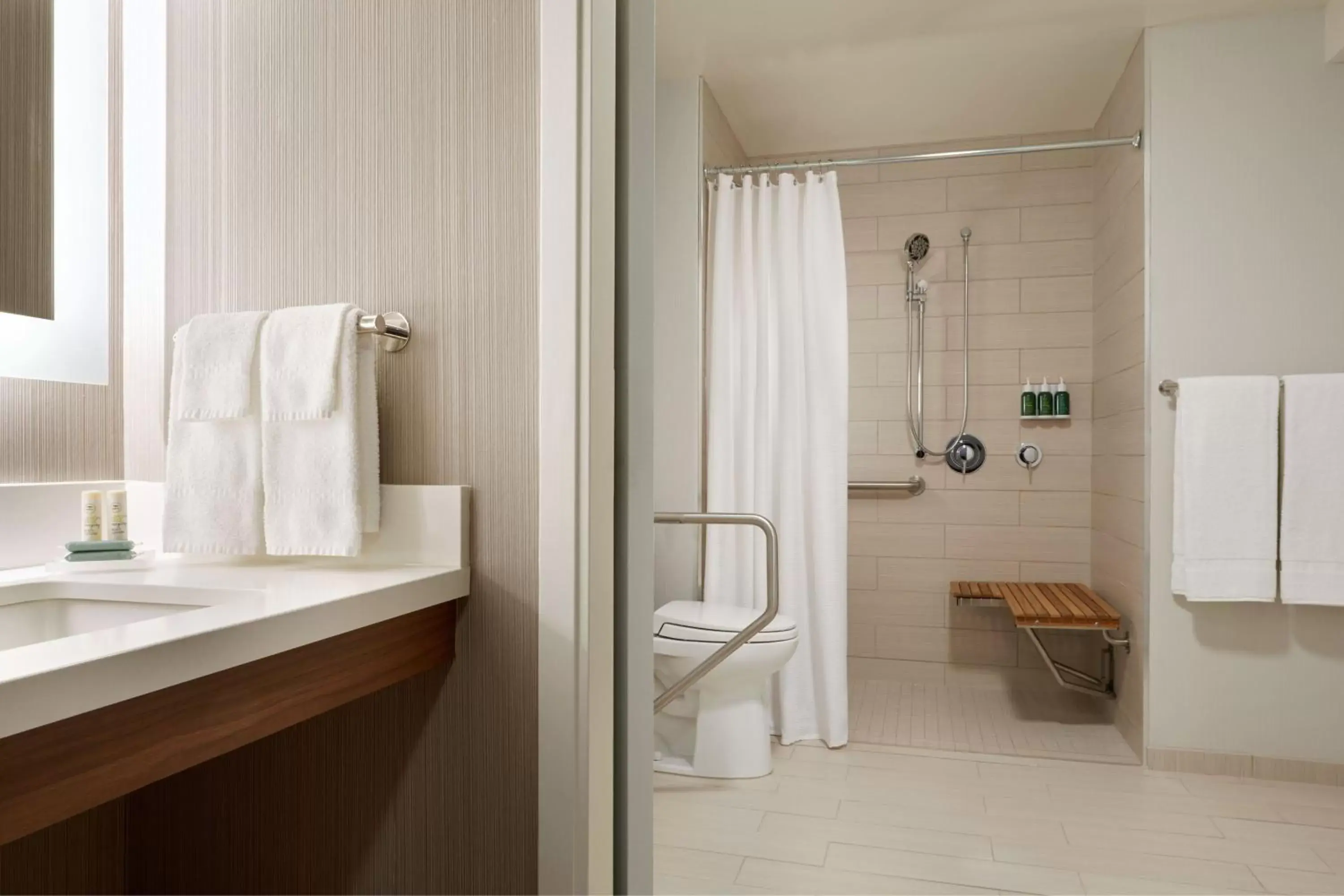 Bathroom in Courtyard by Marriott Ottawa Downtown