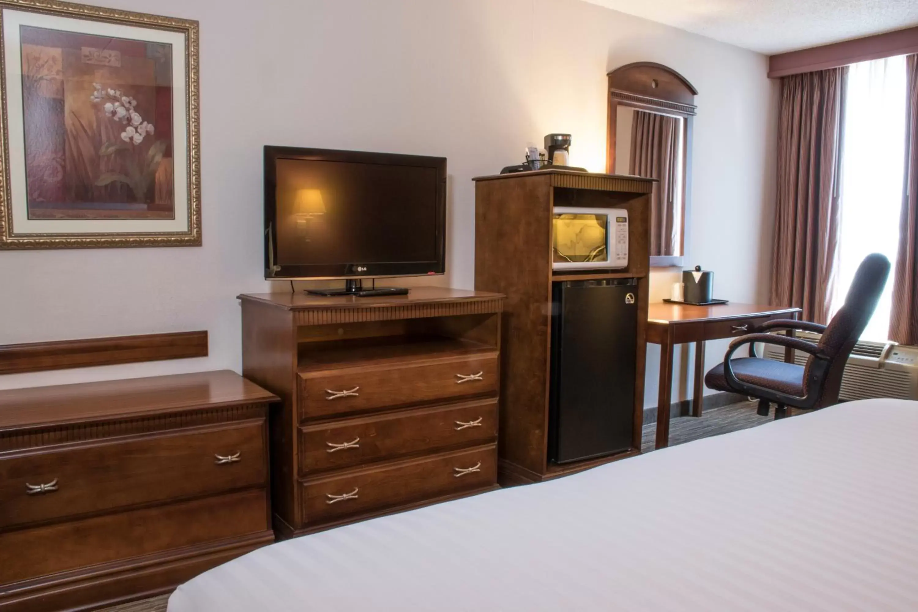 Bedroom, TV/Entertainment Center in Greenstay Hotel & Suites Central