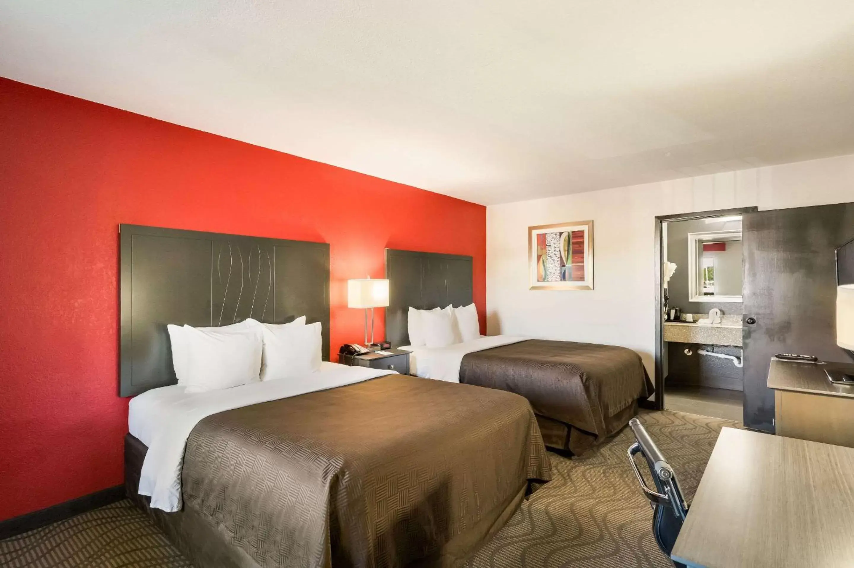 Bedroom in Clarion Inn & Suites Russellville I-40