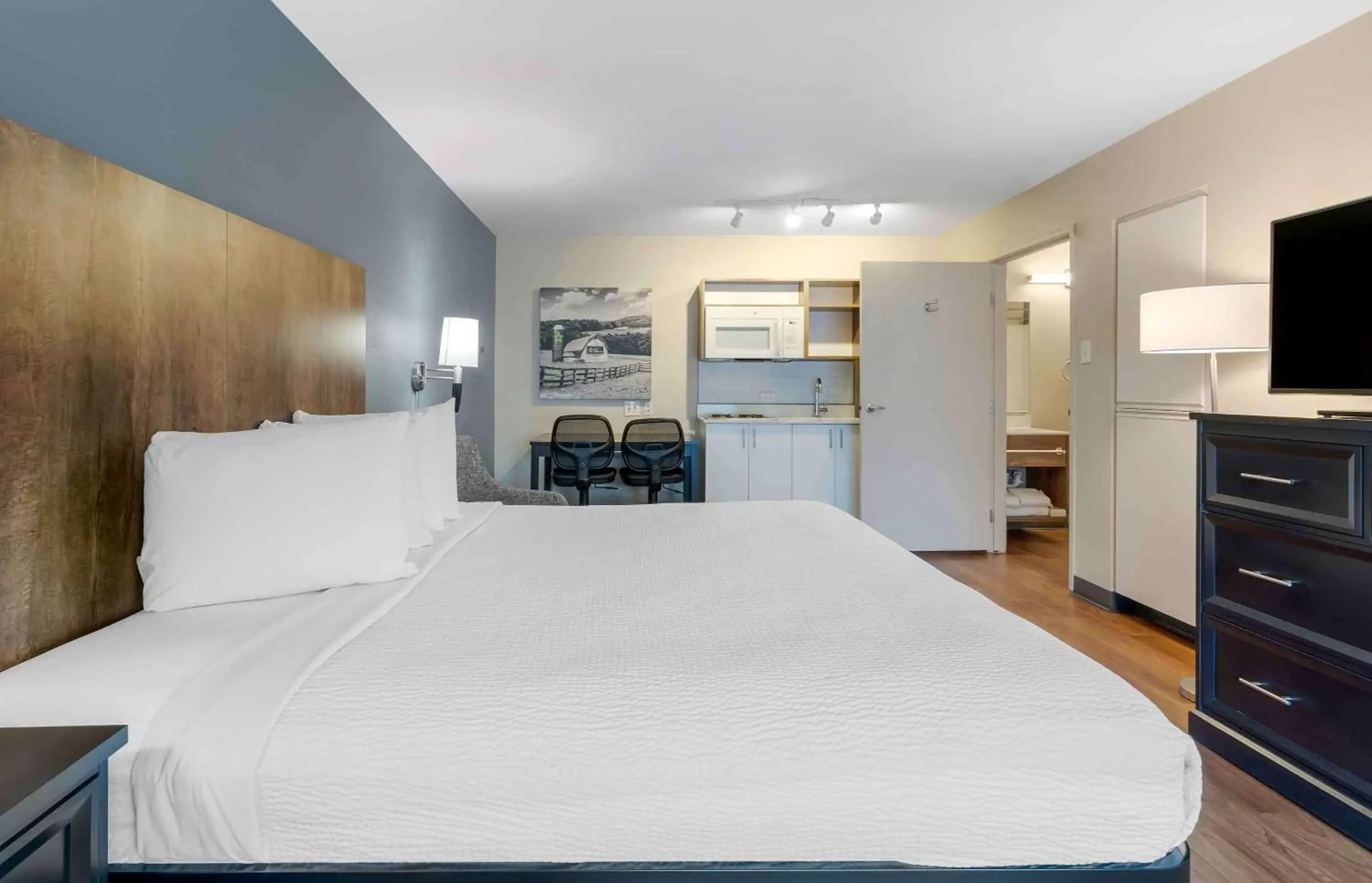 Bedroom, Bed in Extended Stay America Suites - San Francisco - San Mateo - SFO