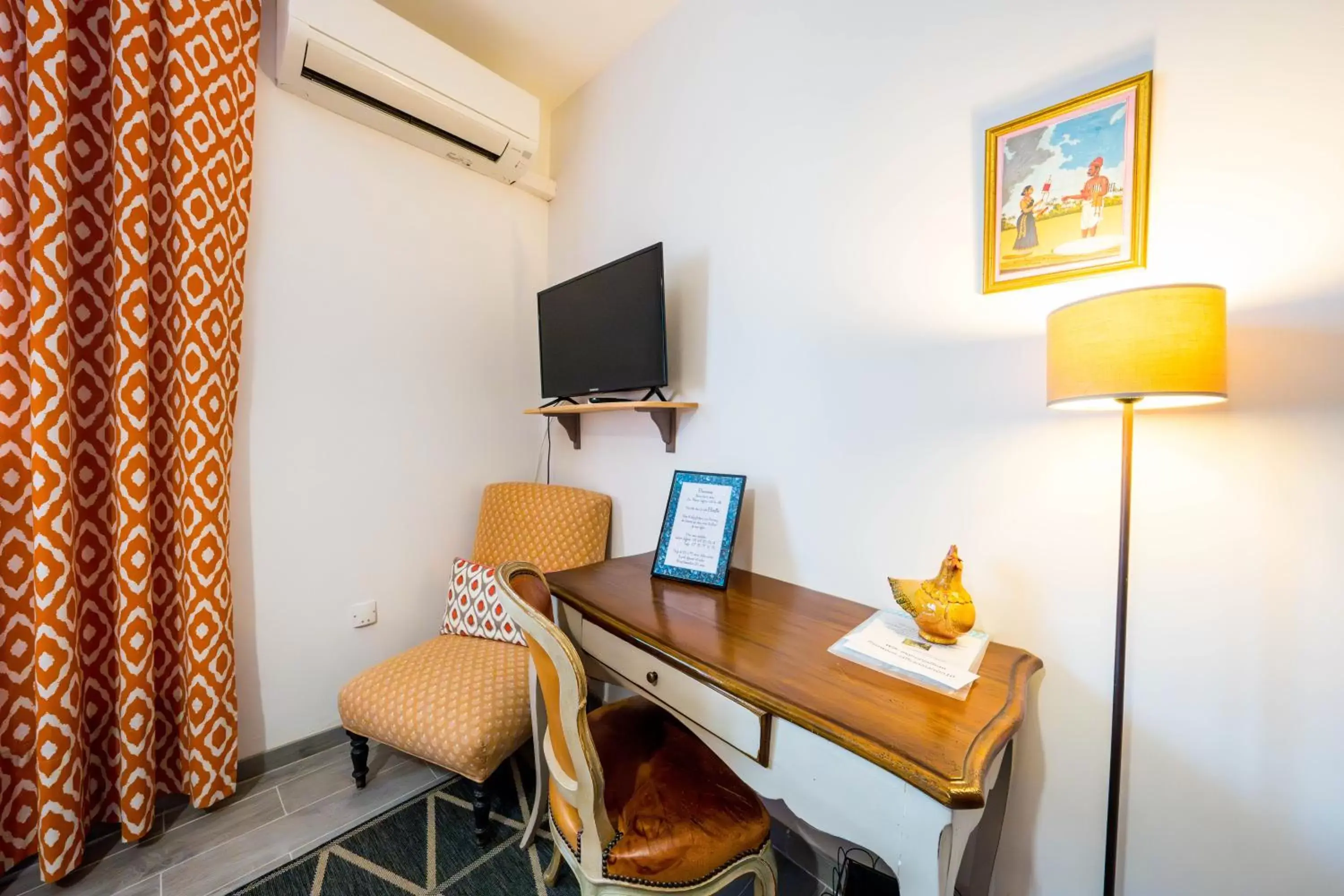 Bedroom, TV/Entertainment Center in La Maison Jaffran, suite en ville
