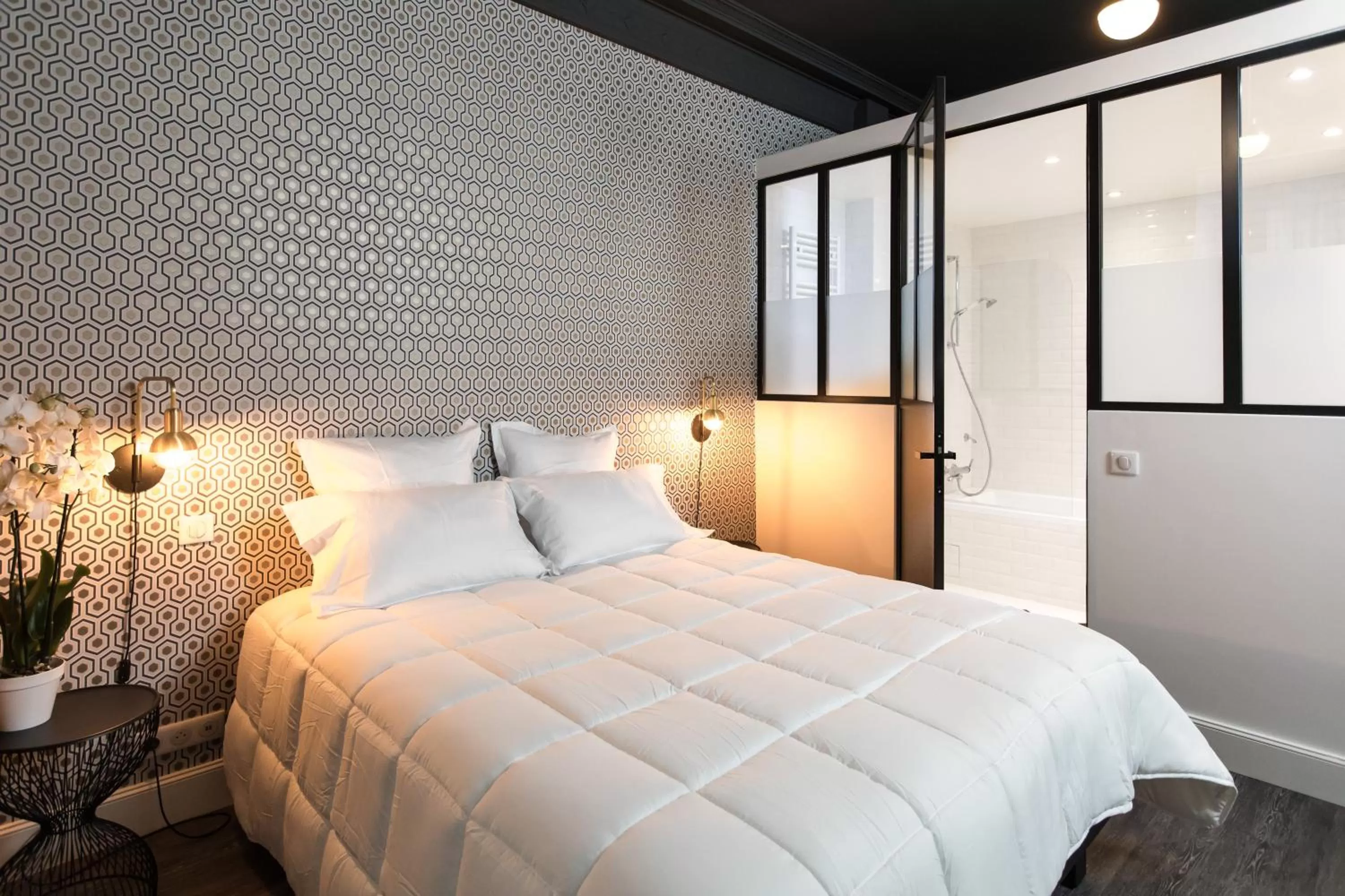 Photo of the whole room, Bed in Arome Hôtel