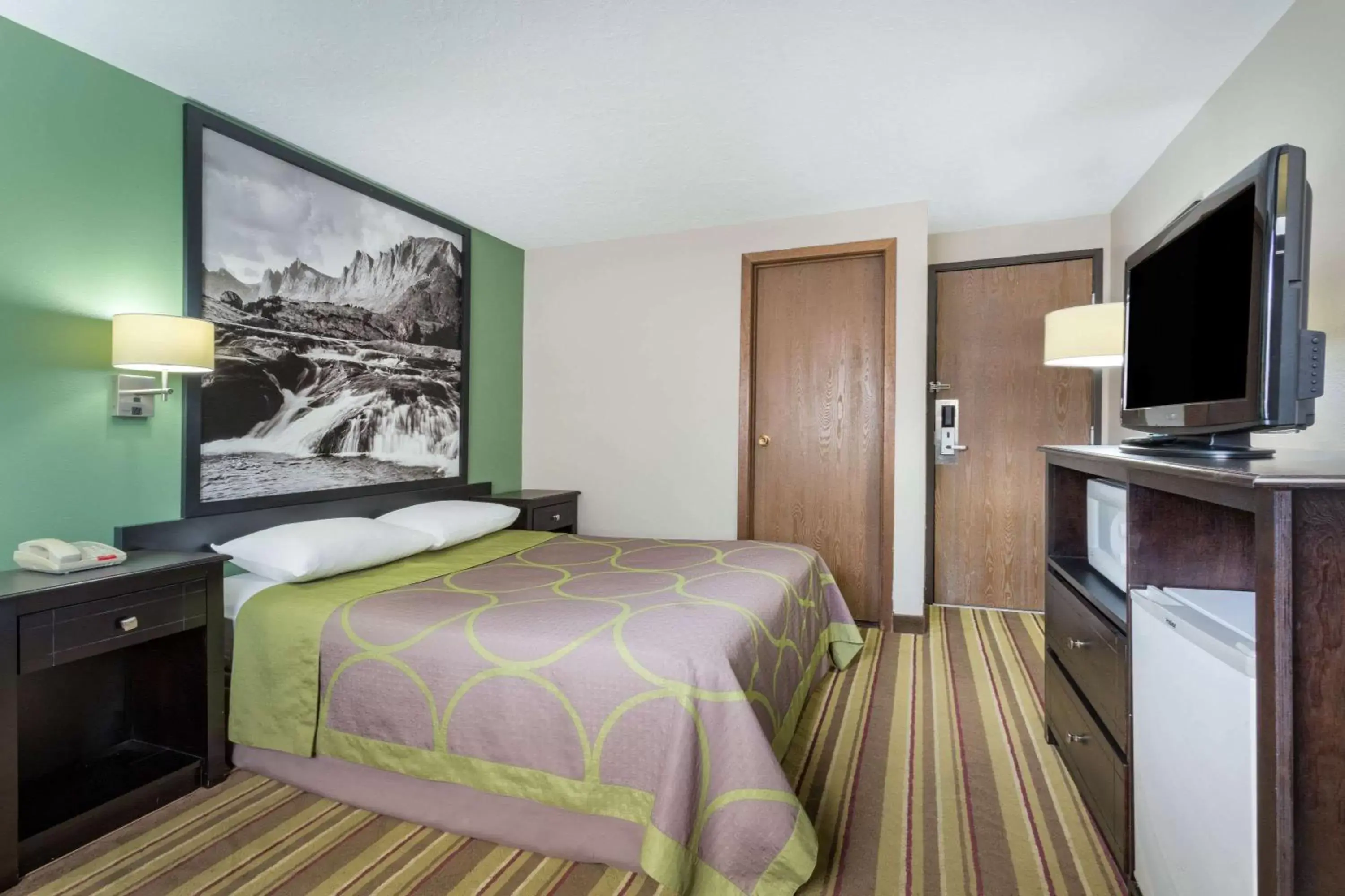 Photo of the whole room, Bed in Super 8 by Wyndham Green River