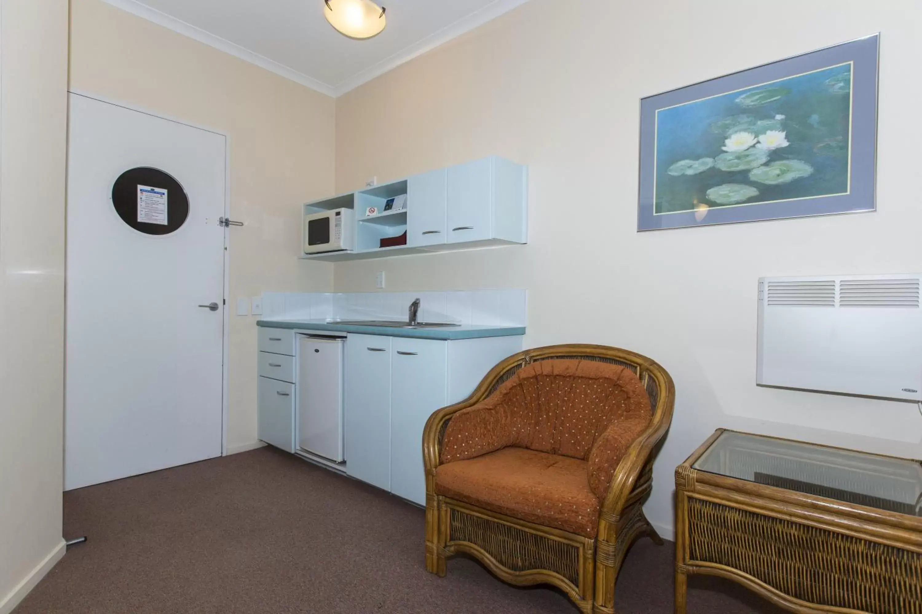 Dining area, Kitchen/Kitchenette in Fernhill Motor Lodge