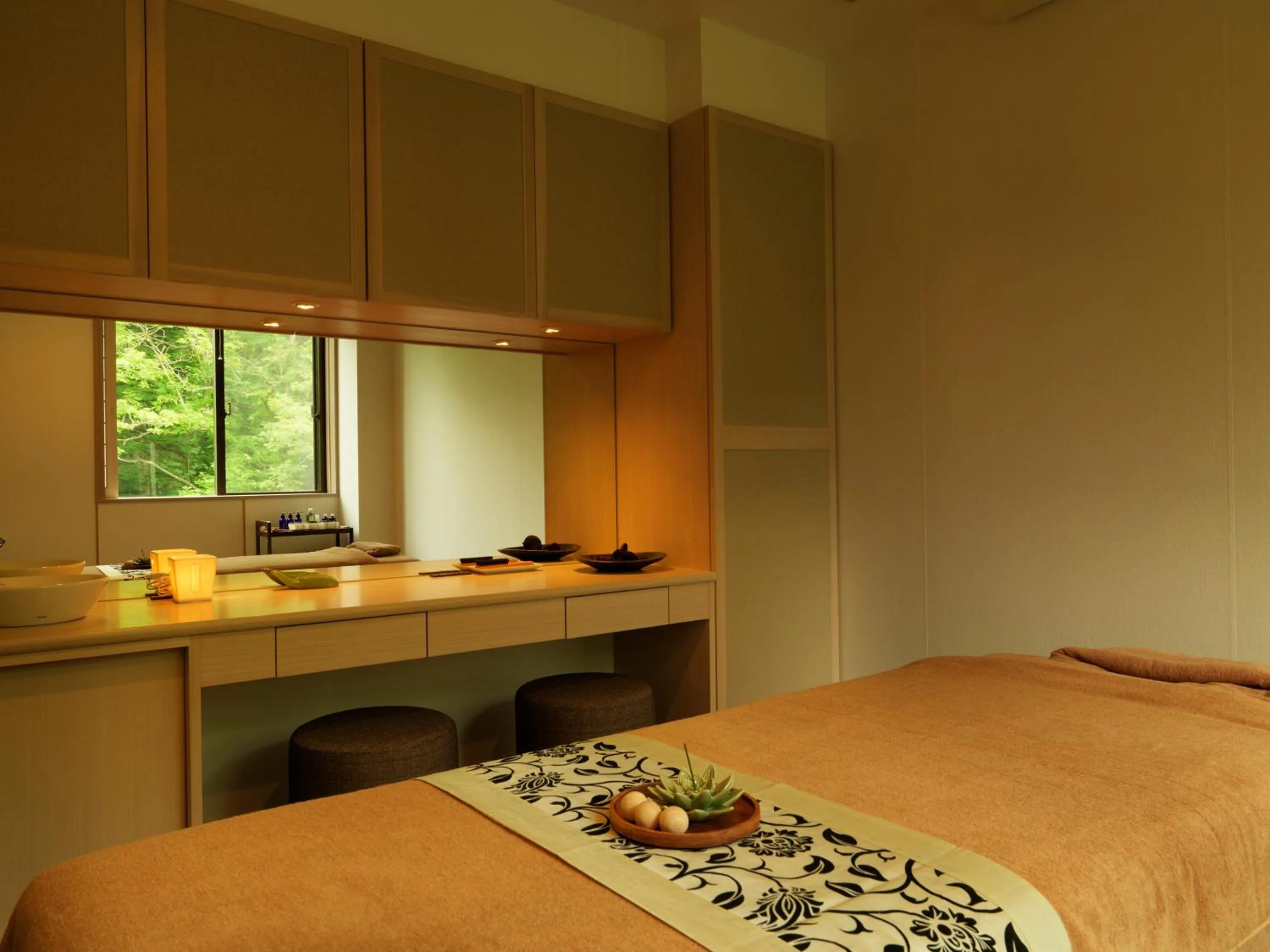 Massage, Bed in Niseko Konbu Onsen Tsuruga Moku-no-sho