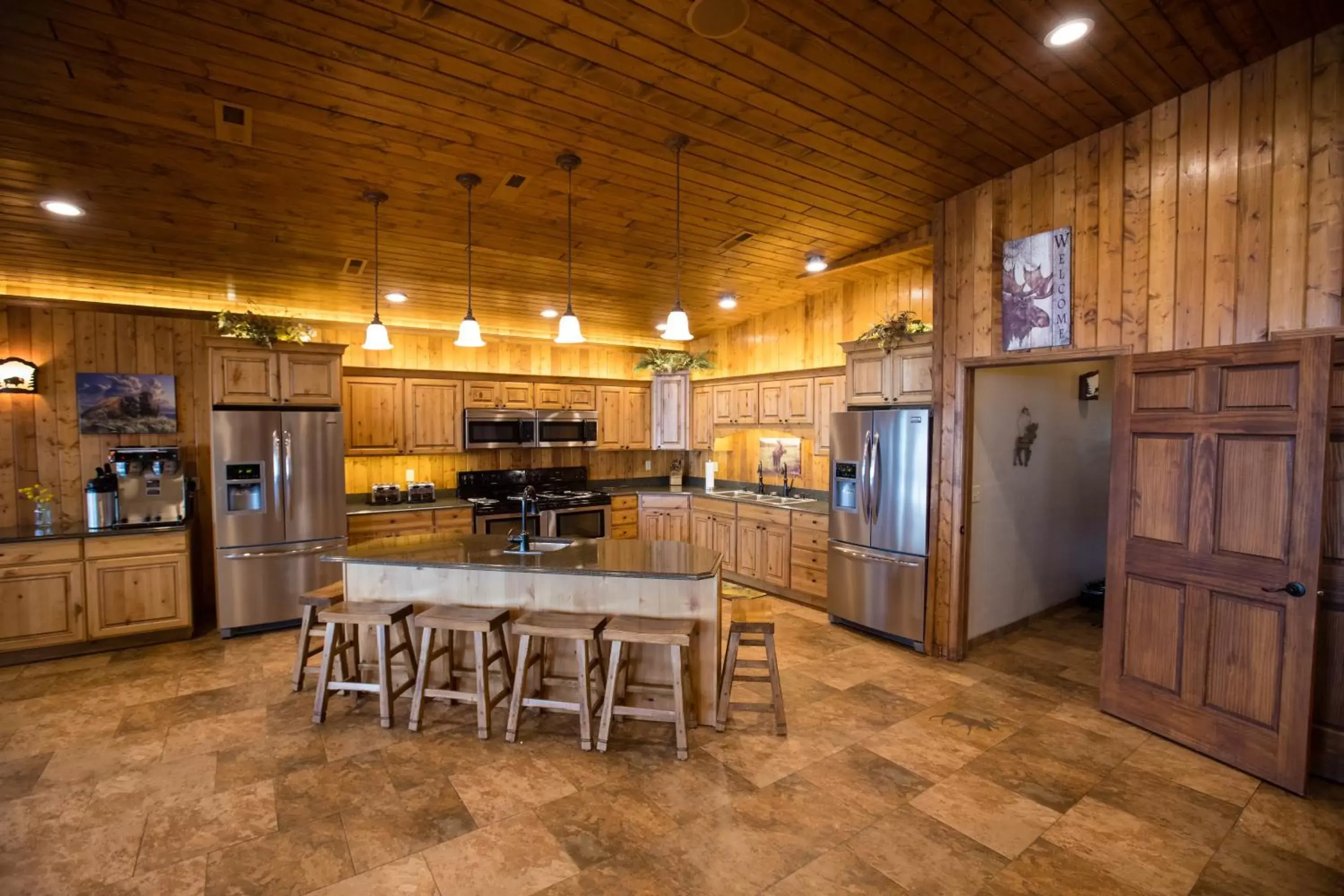 Kitchen or kitchenette, Dining Area in Lewis & Clark Resort