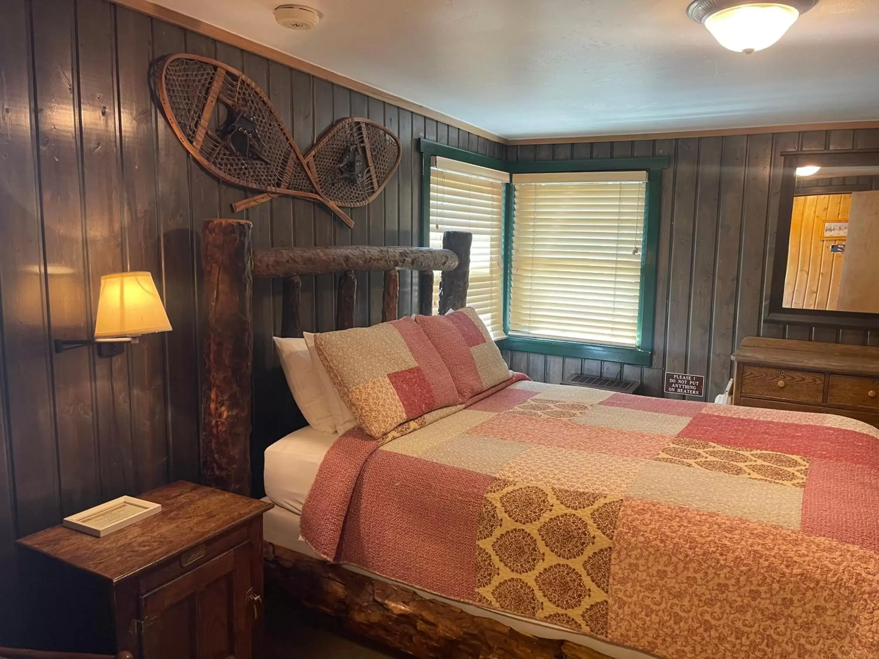 Bed in Silver Fork Lodge & Restaurant