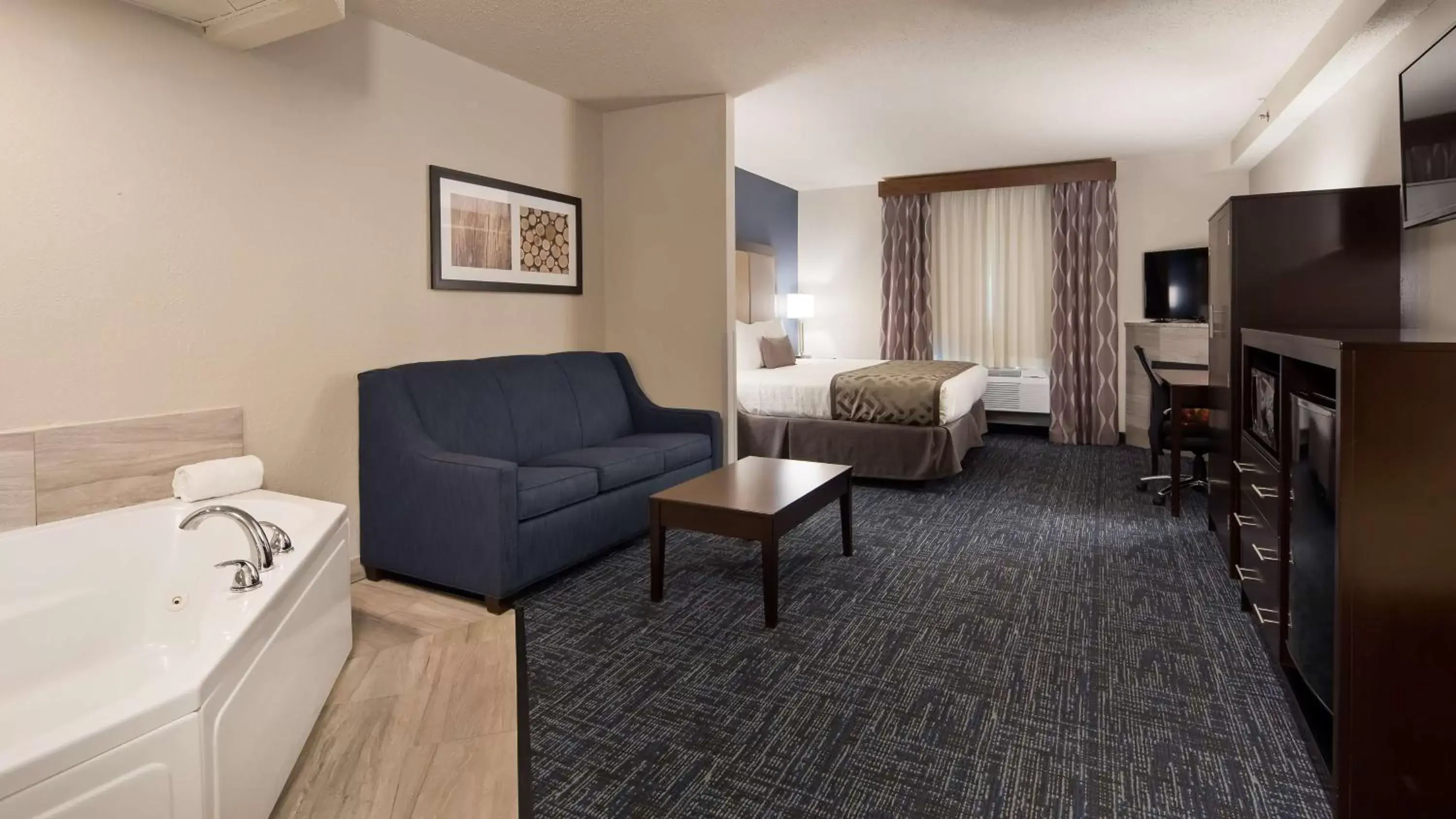 Photo of the whole room, Seating Area in Best Western Plus Flint Airport Inn & Suites