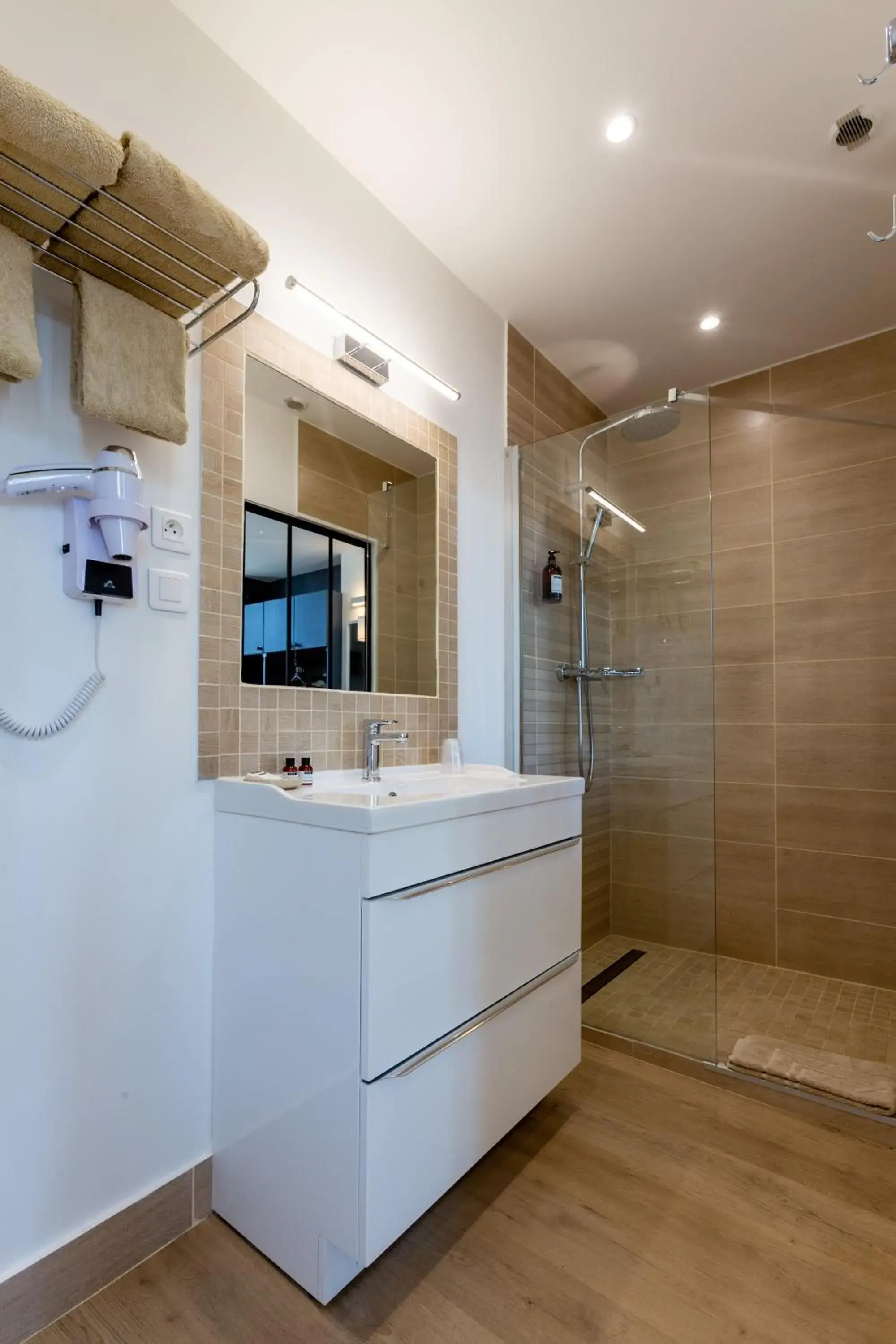 Shower, Bathroom in Hotel Regina Bordeaux Gare Saint-Jean