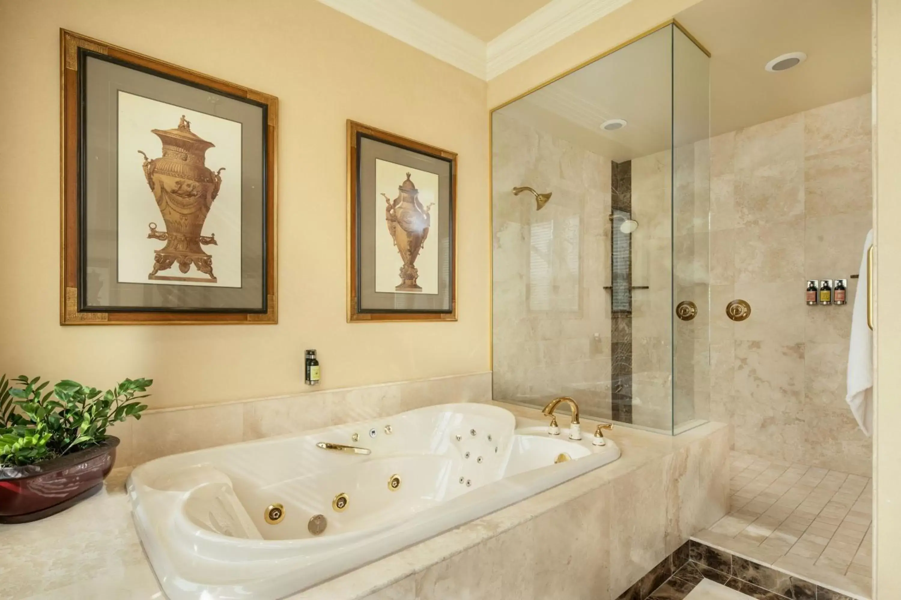 Photo of the whole room, Bathroom in The Historic Davenport, Autograph Collection