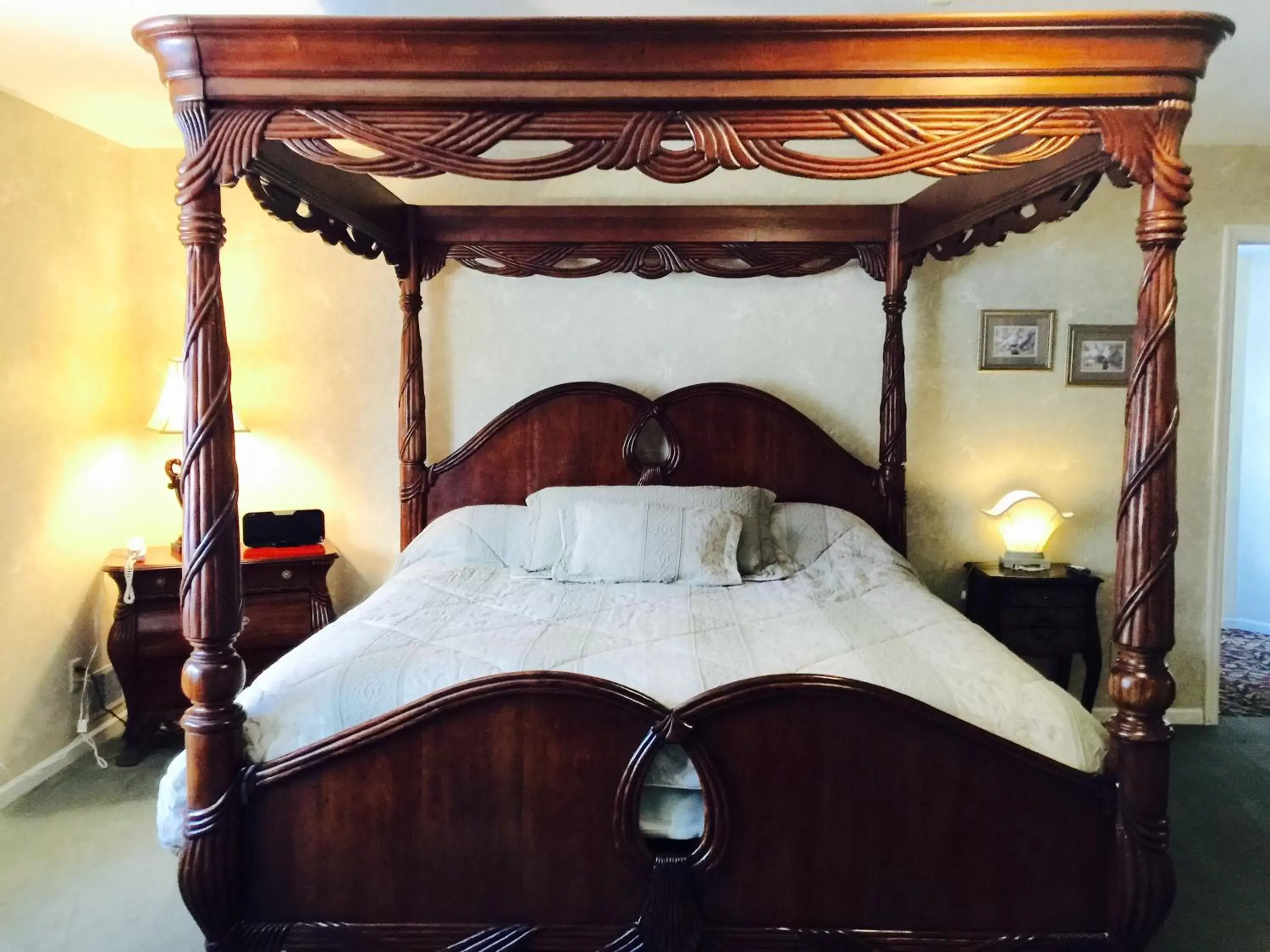 Bed in Afton House Inn