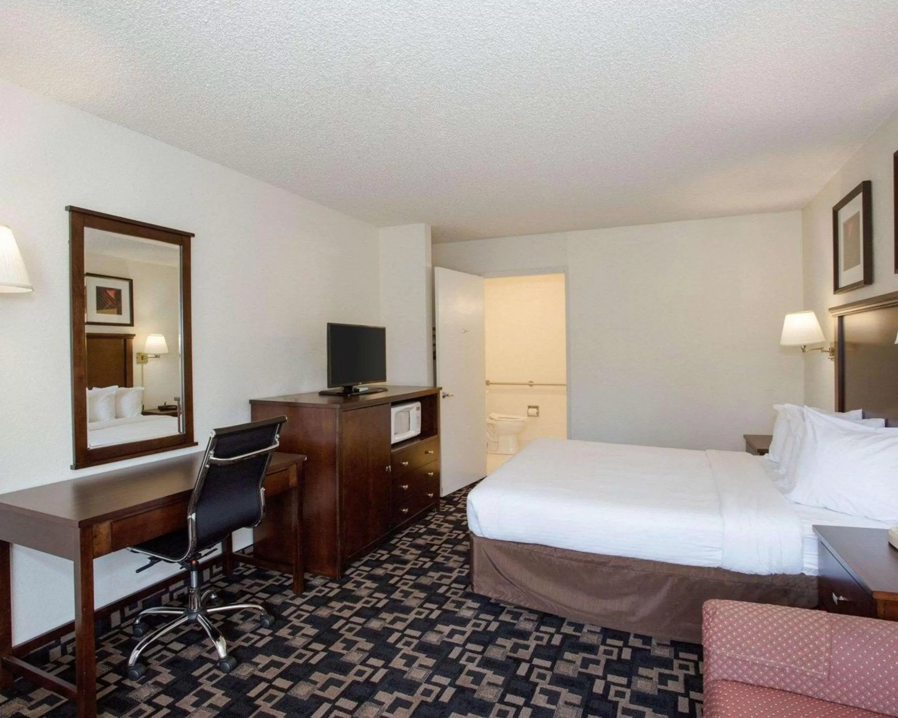 Photo of the whole room, Bed in MorningGlory Inn & Suites