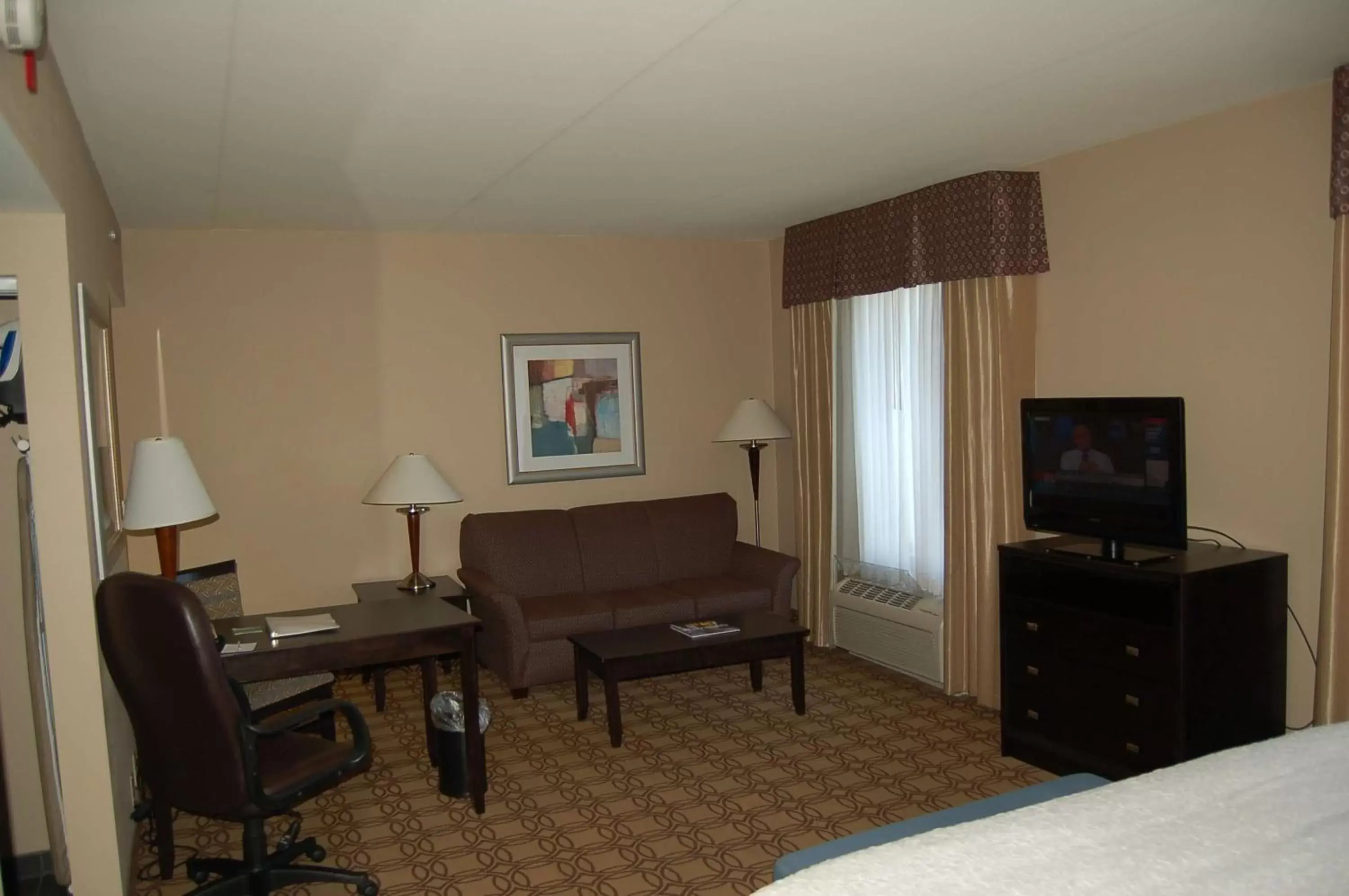 Bedroom, Seating Area in Hampton Inn & Suites Charlotte-Airport