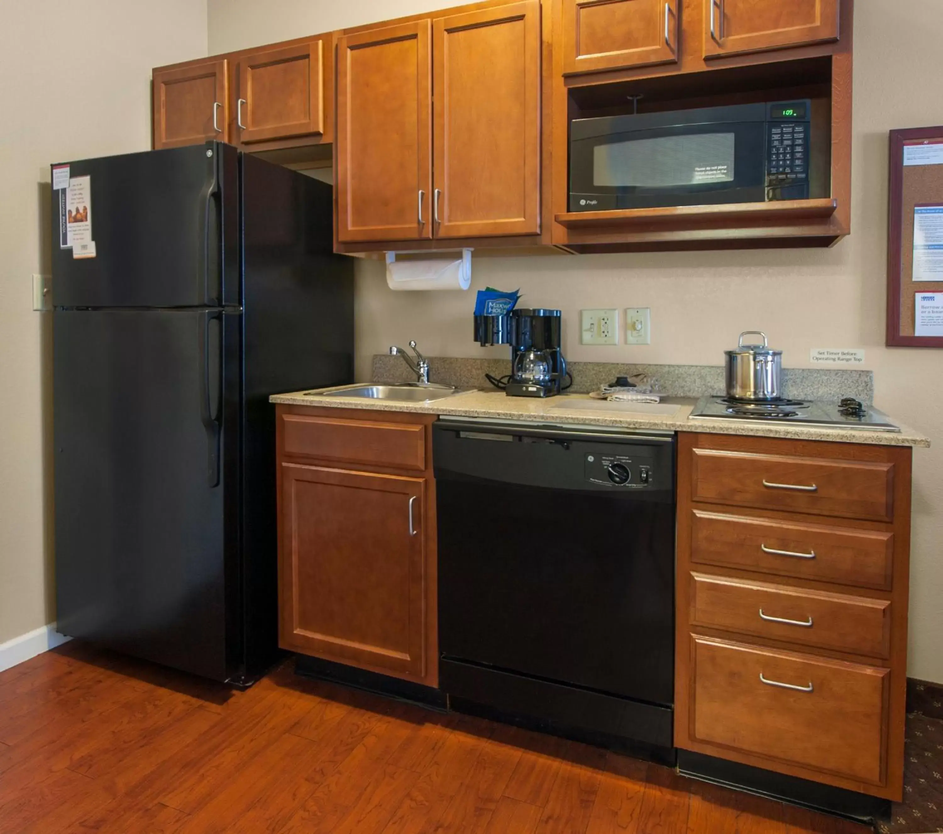 Photo of the whole room, Kitchen/Kitchenette in Candlewood Suites Buffalo Amherst, an IHG Hotel