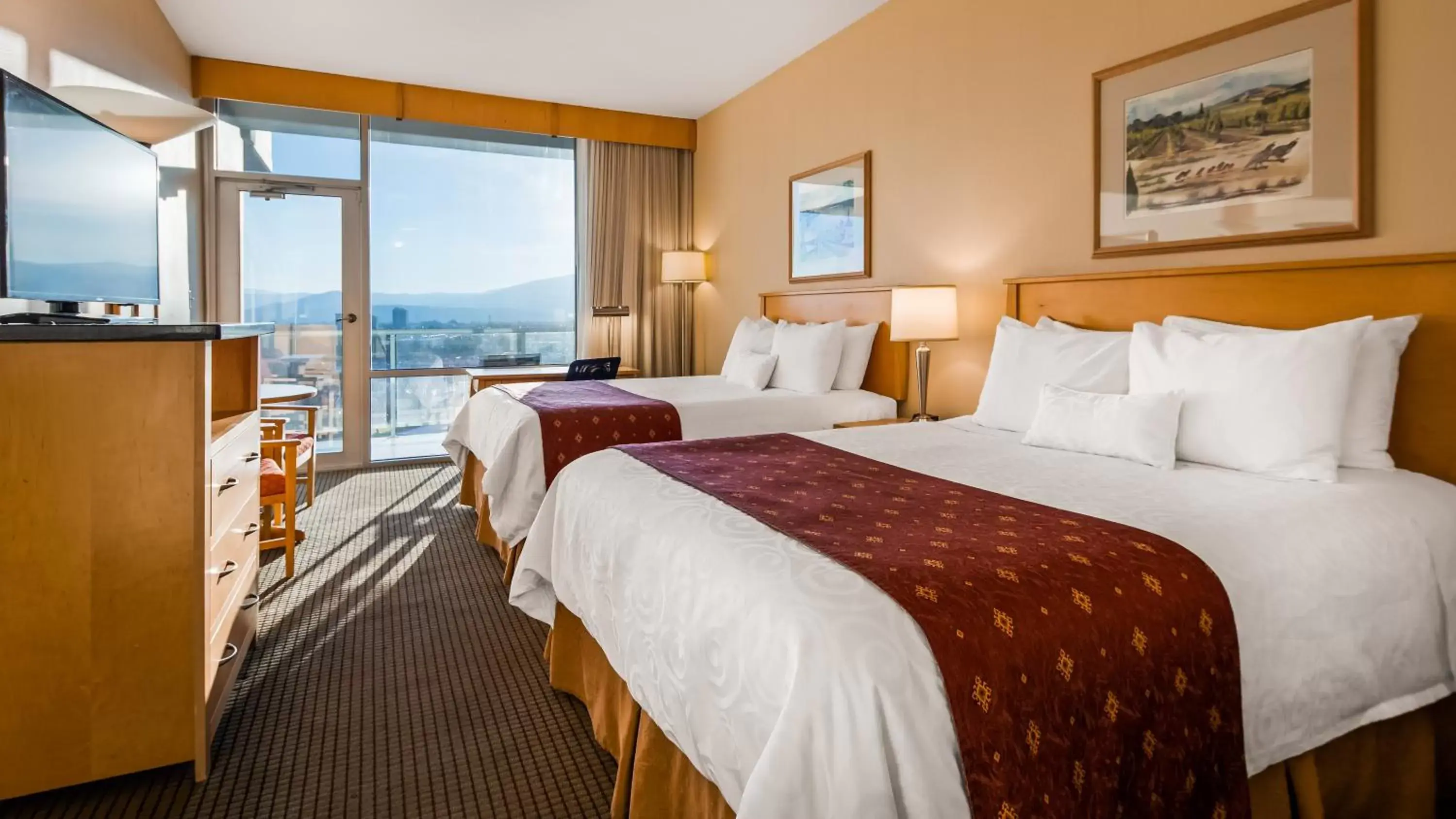 Bed in Best Western Plus Kelowna Hotel & Suites
