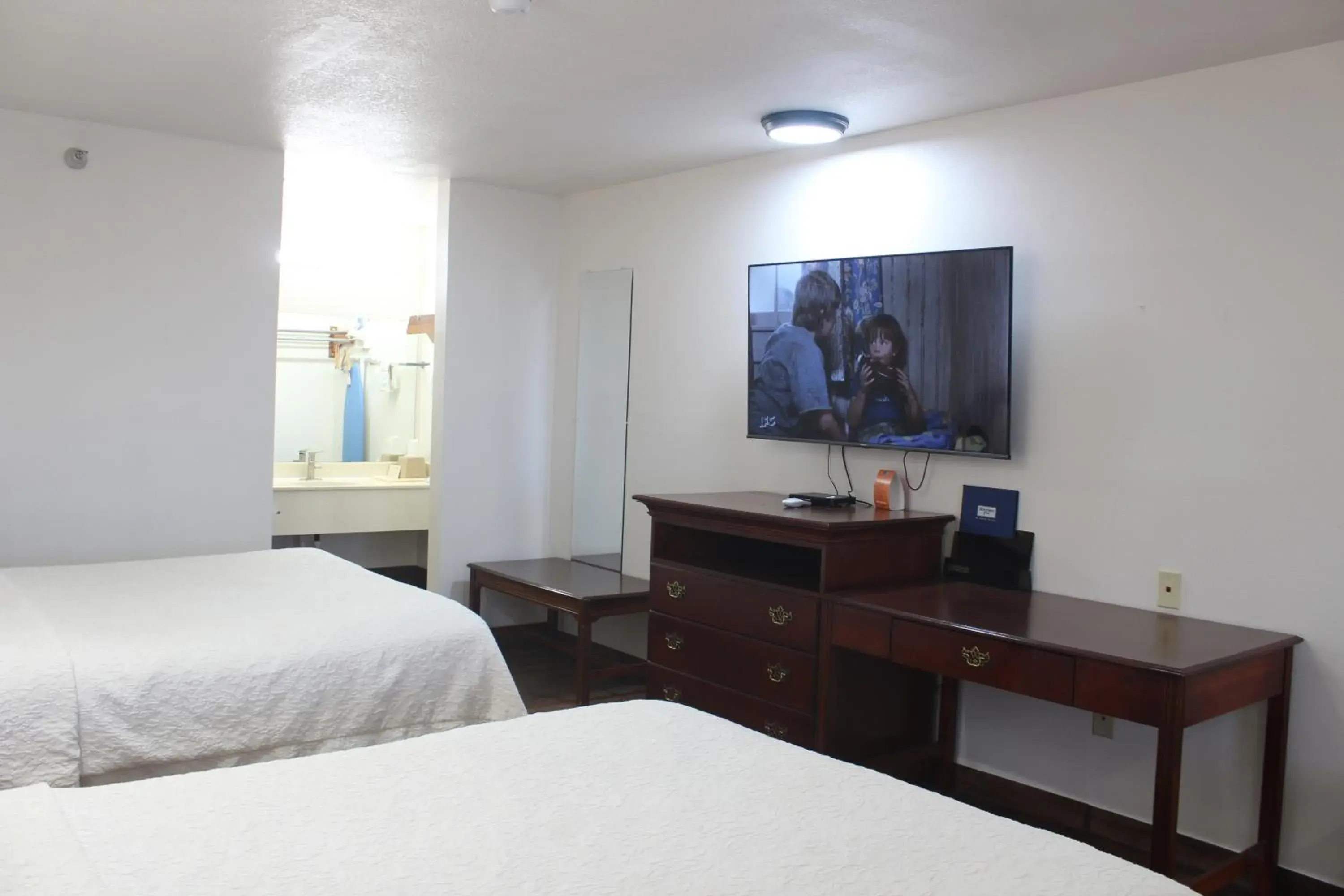 TV and multimedia, Bed in Rodeway Inn Tucumcari