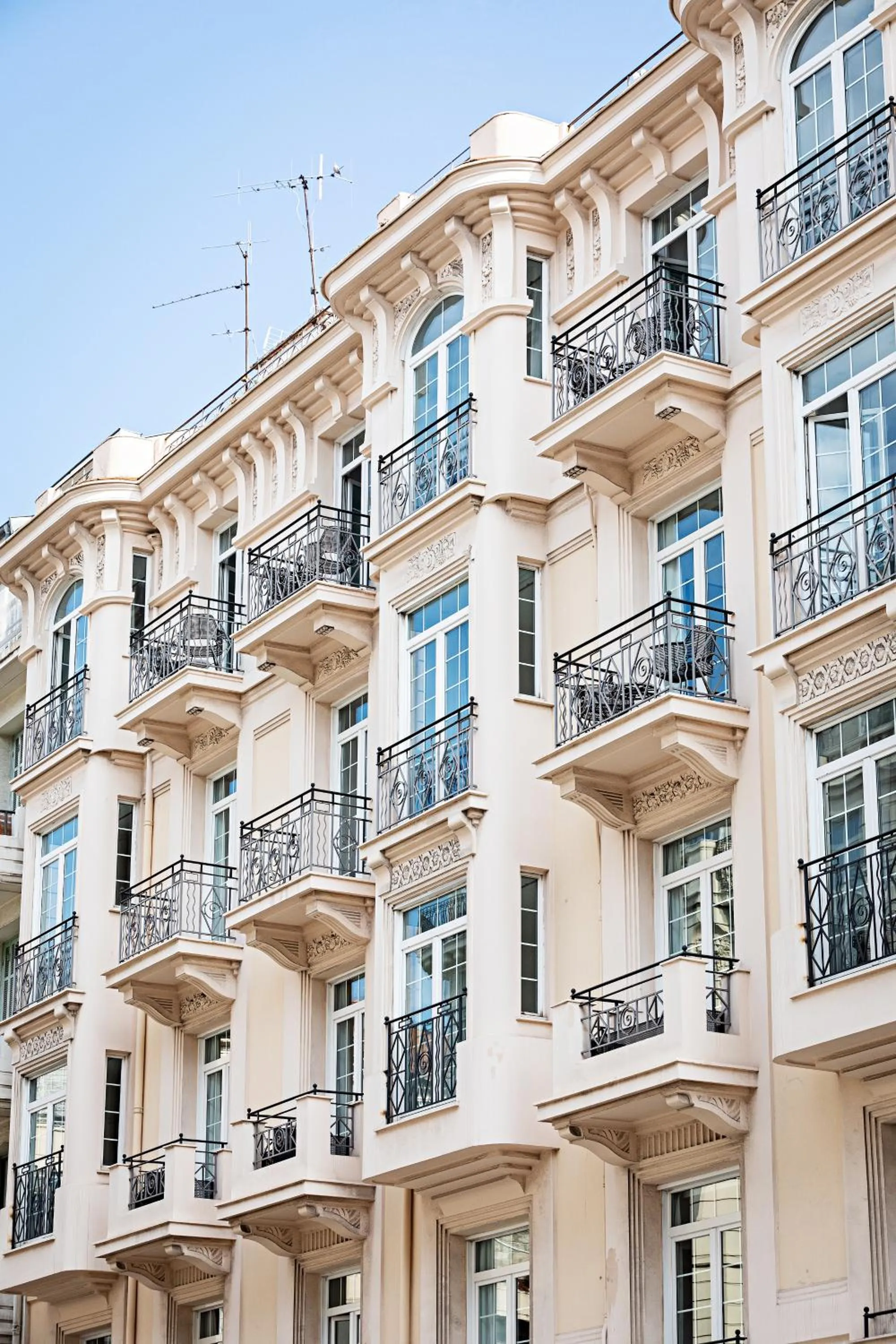 Property building in Le Riviera Collection, Signature Collection by Best Western