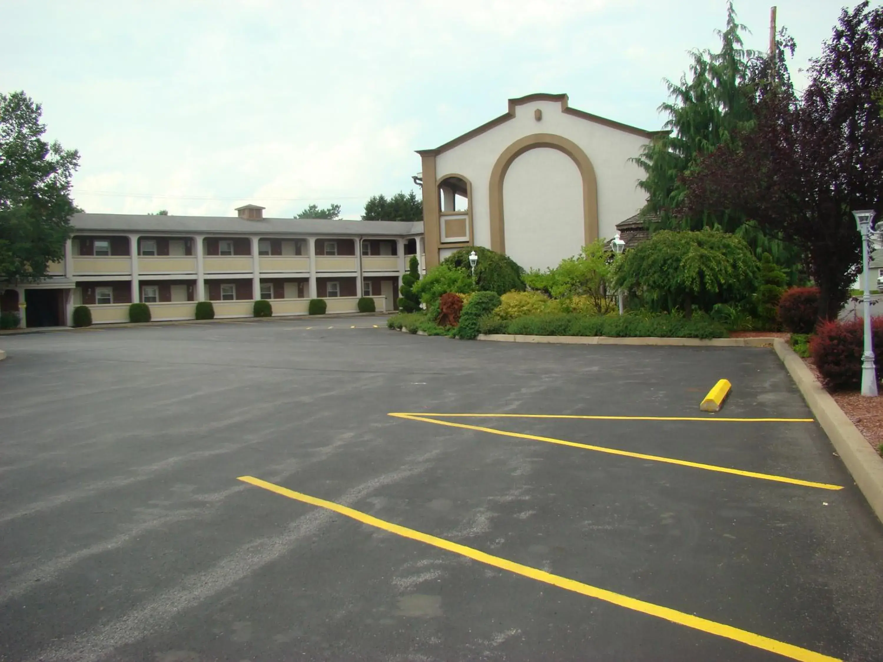 Property Building in Aderi Hotel Near Bucknell University