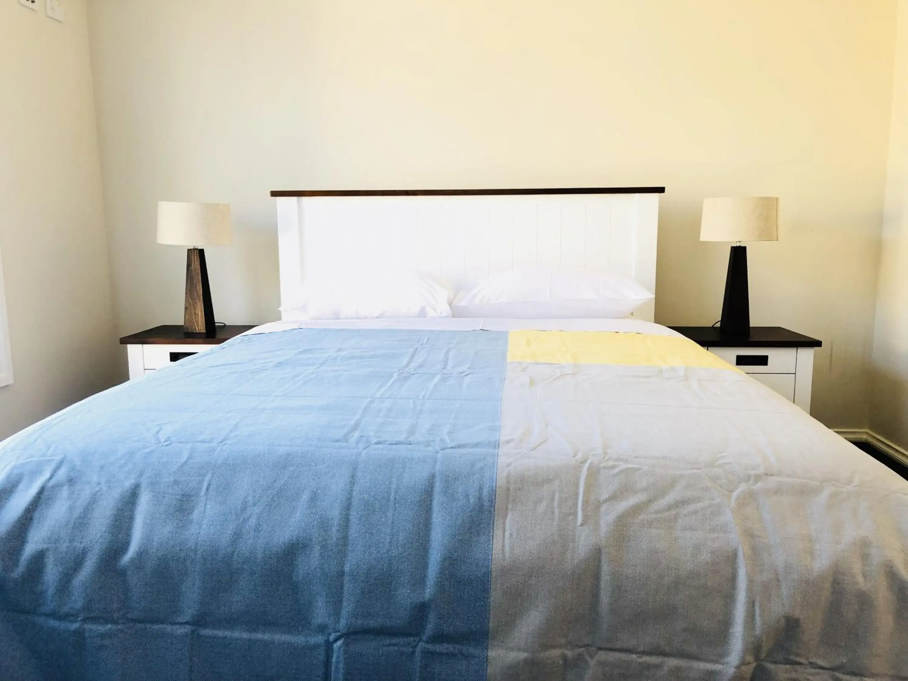 Bed in Apollo Bay Seal Apartments