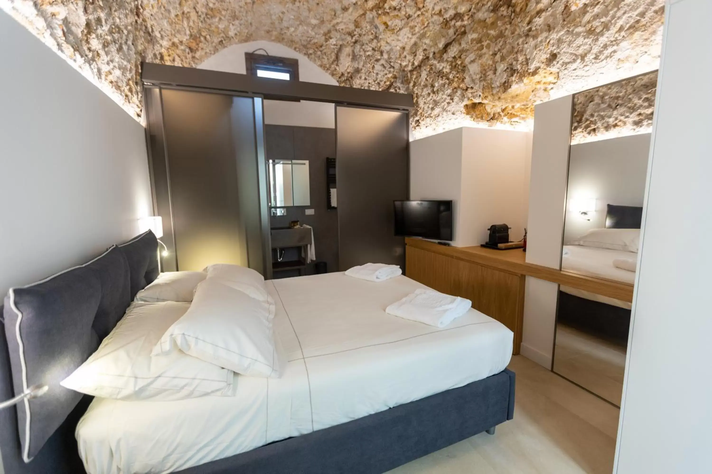 Bed in Bastione Spasimo Boutique Hotel