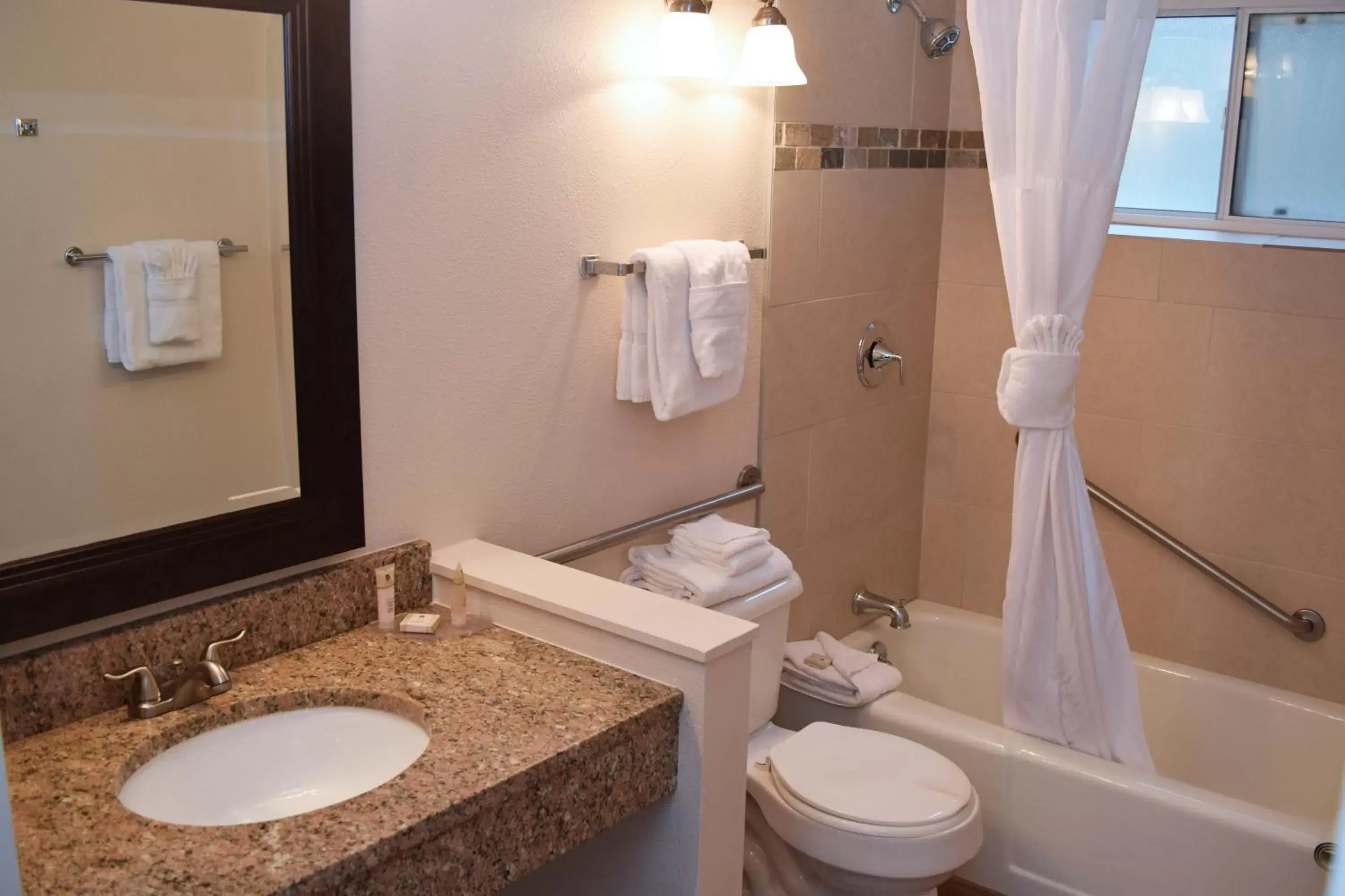 Shower, Bathroom in Alpine Trail Ridge Inn