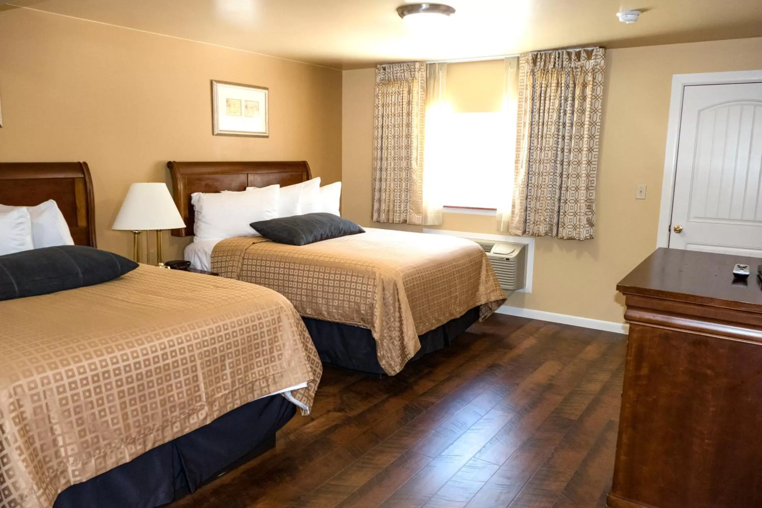 Photo of the whole room, Bed in Abram Inn & Suites
