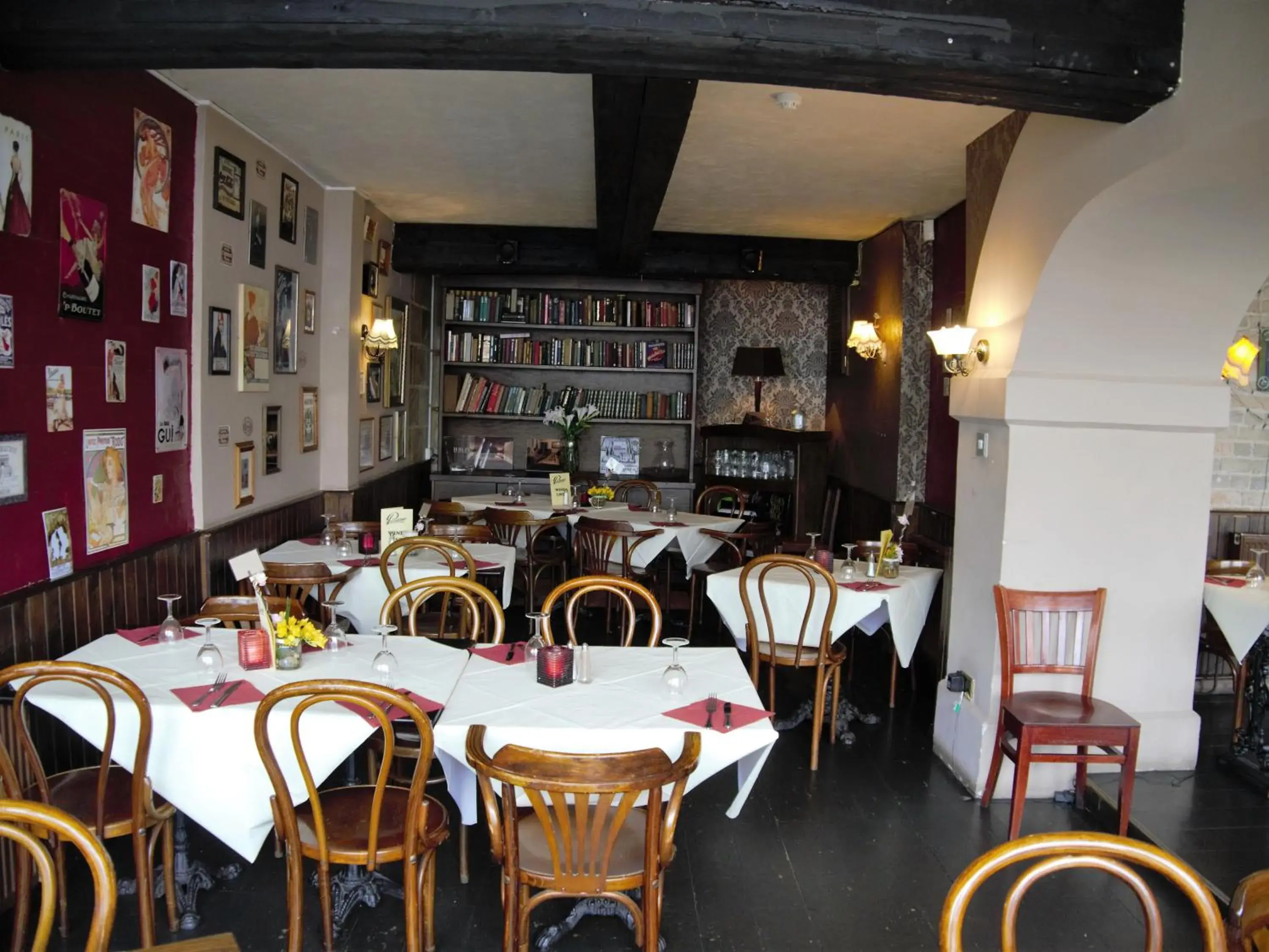 Restaurant/Places to Eat in Town House Rooms