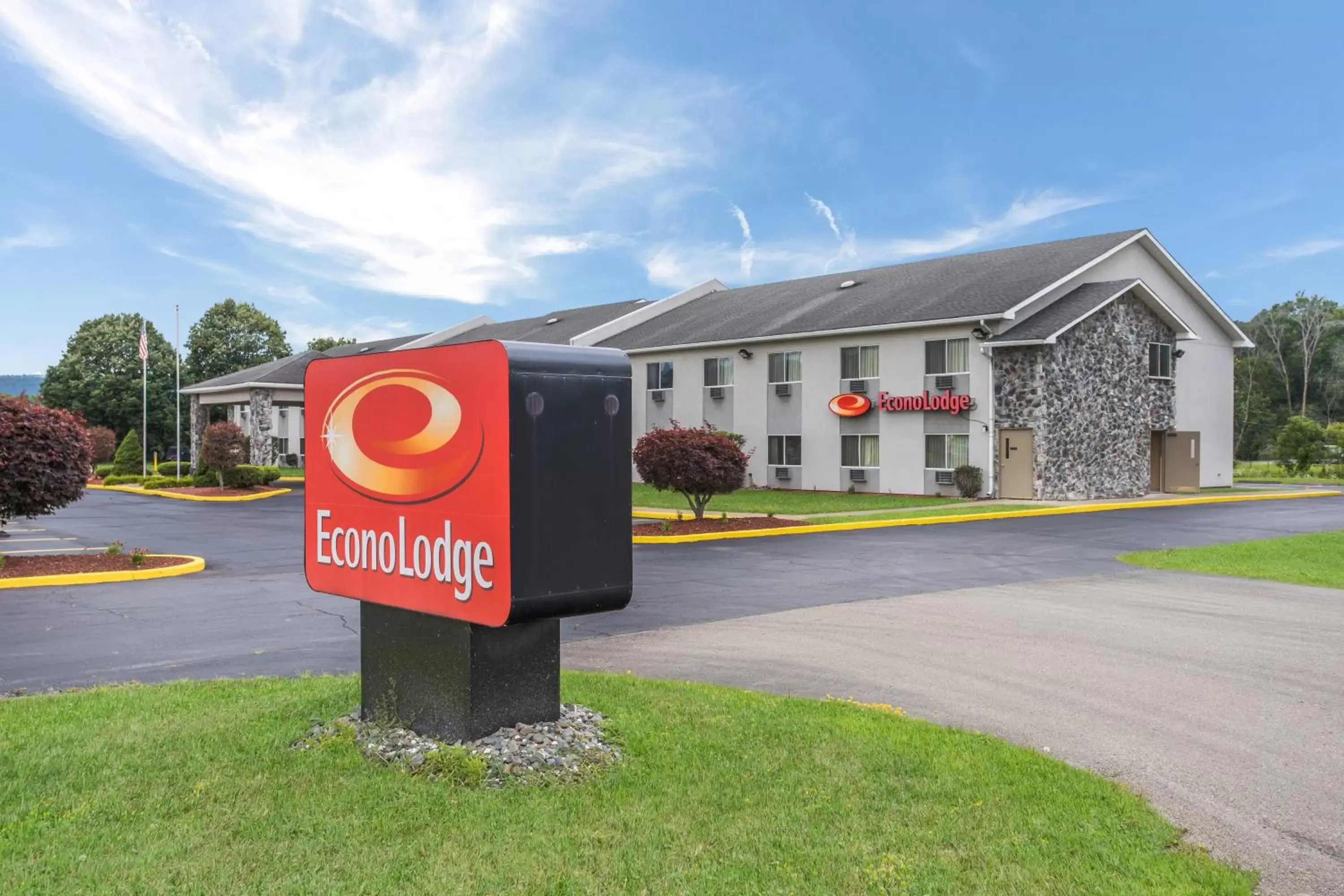 Property Building in Econo Lodge Painted Post